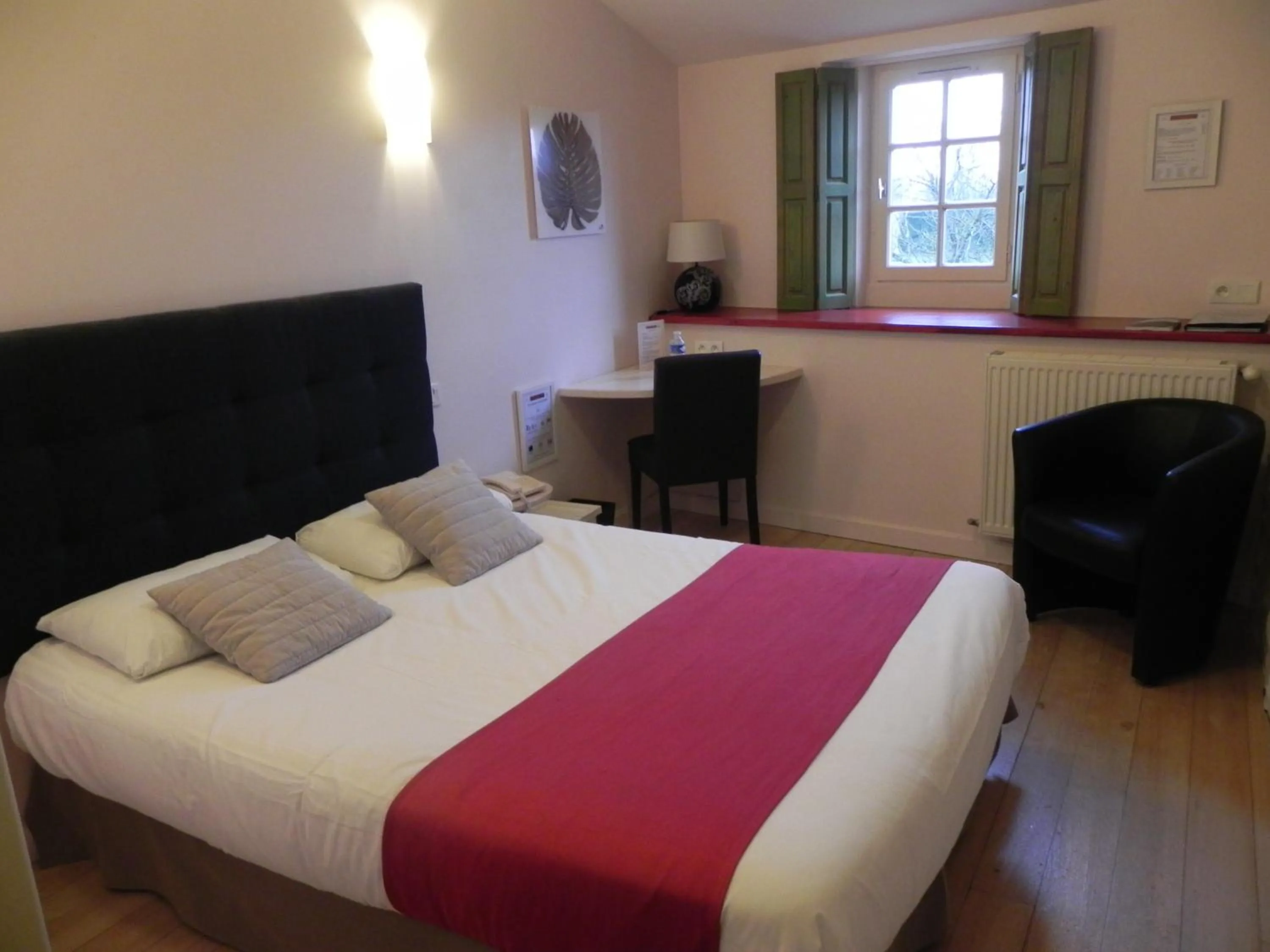 Photo of the whole room, Bed in Le Pigeonnier du Perron Hôtel