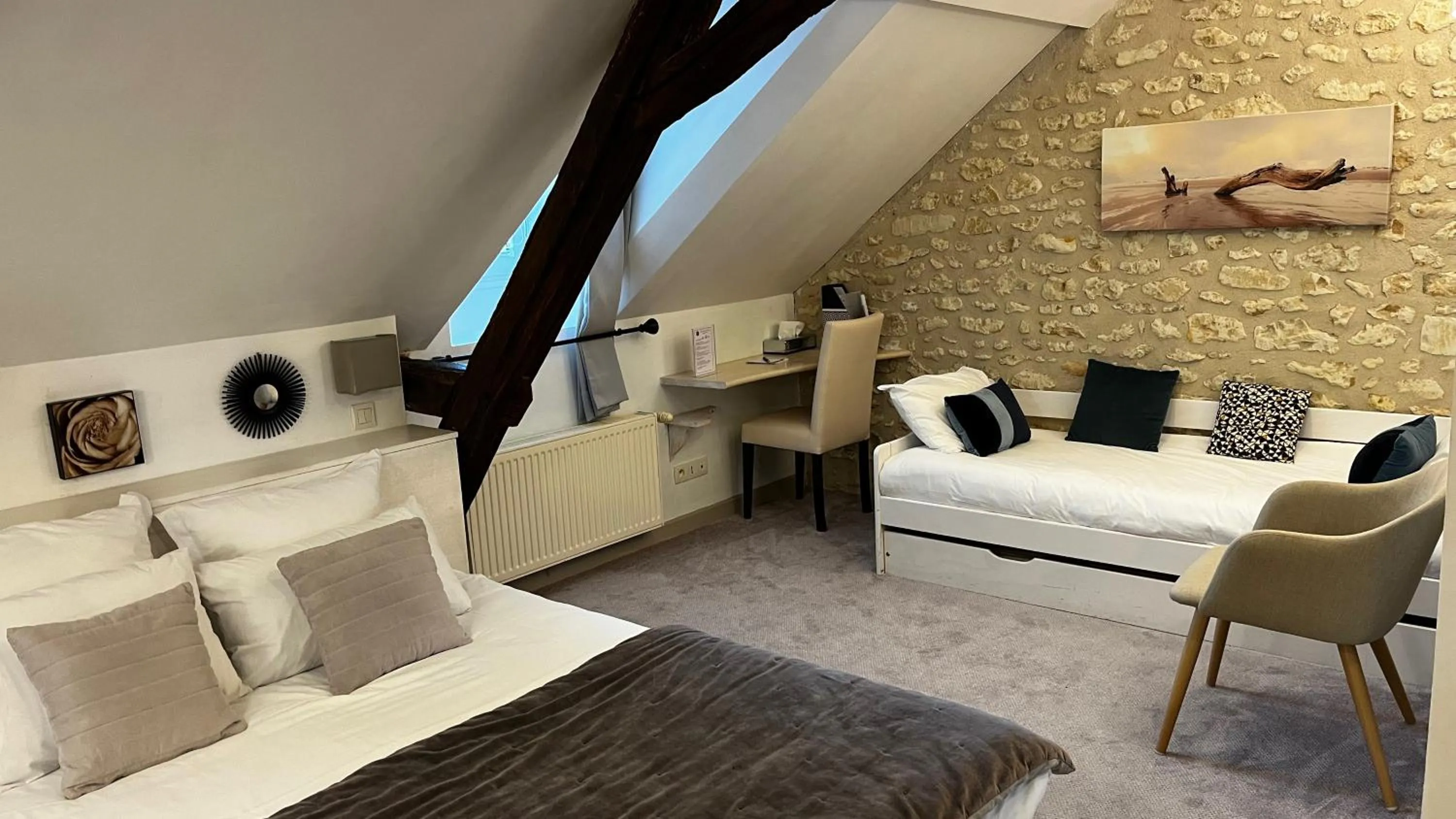 Living room, Bed in Le Pigeonnier du Perron Hôtel