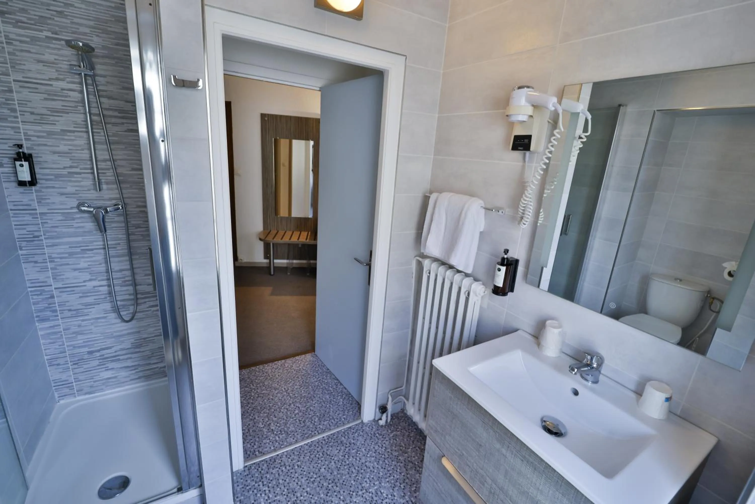 Bathroom in Hôtel de l'Europe Grenoble hyper-centre