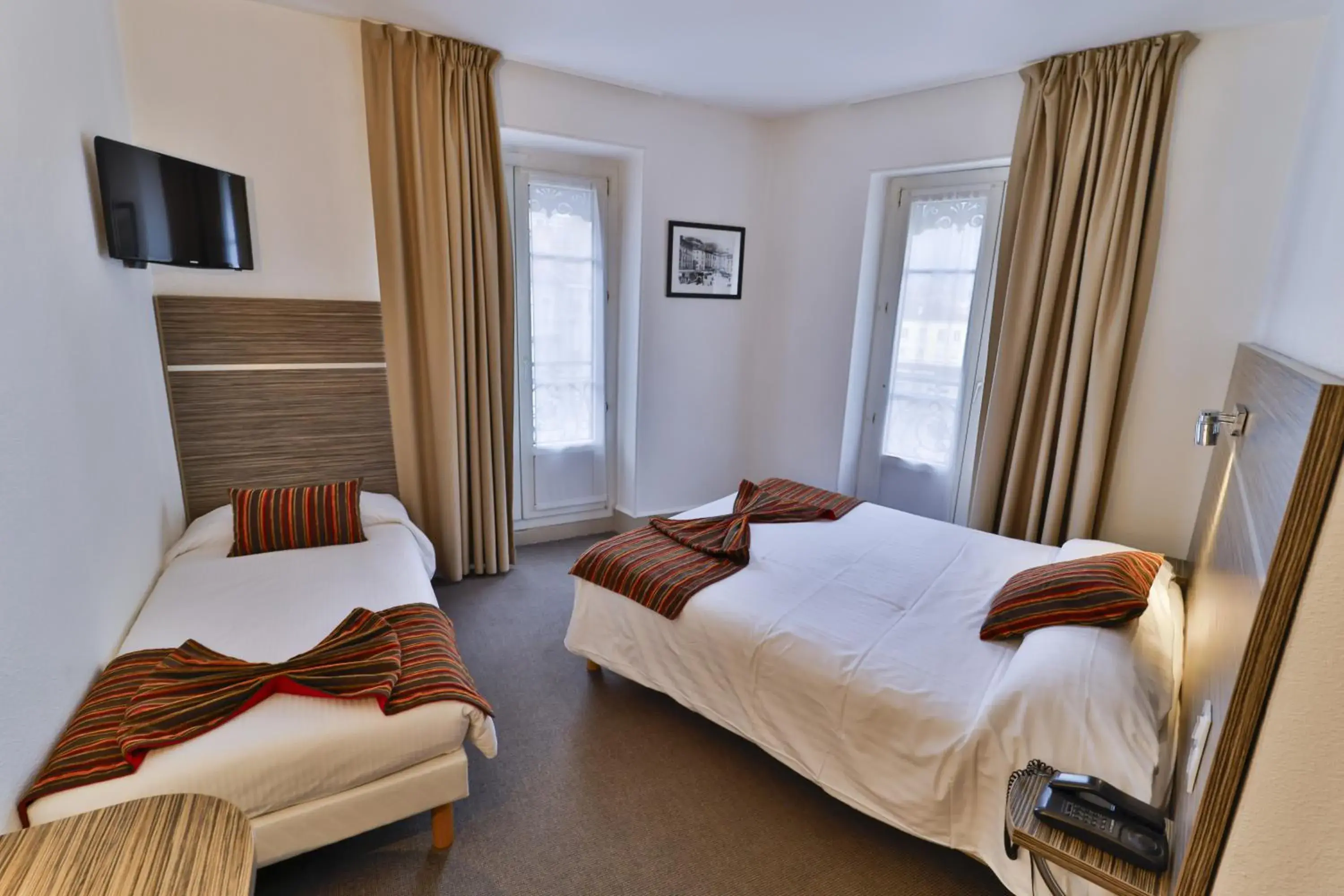 TV and multimedia, Bed in Hôtel de l'Europe Grenoble hyper-centre TV and multimedia, Bed in Hôtel de l'Europe Grenoble hyper-centre