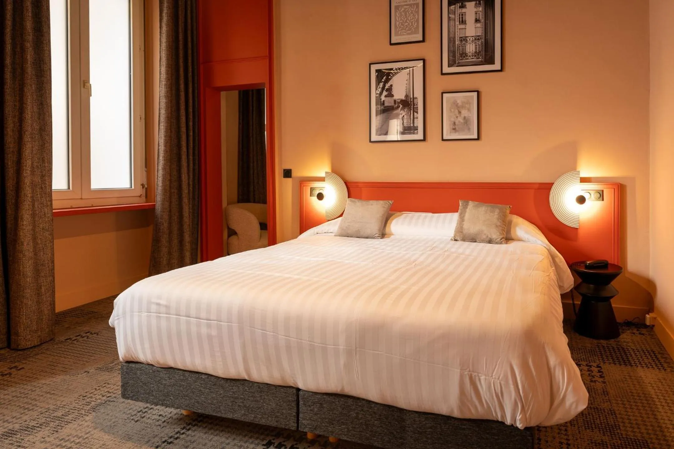 Bedroom, Bed in Hôtel de l'Europe Grenoble hyper-centre