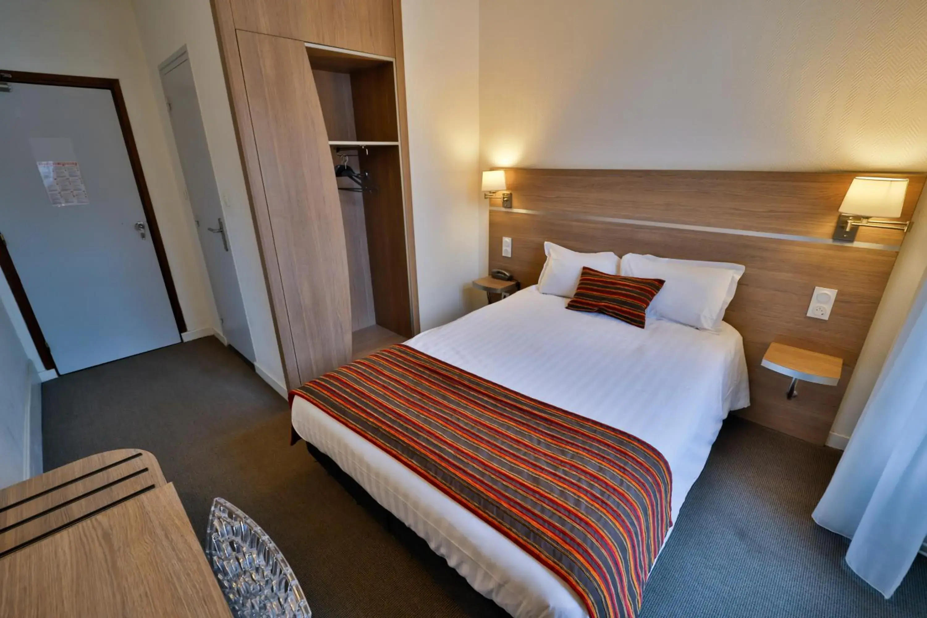 Photo of the whole room, Bed in Hôtel de l'Europe Grenoble hyper-centre Photo of the whole room, Bed in Hôtel de l'Europe Grenoble hyper-centre