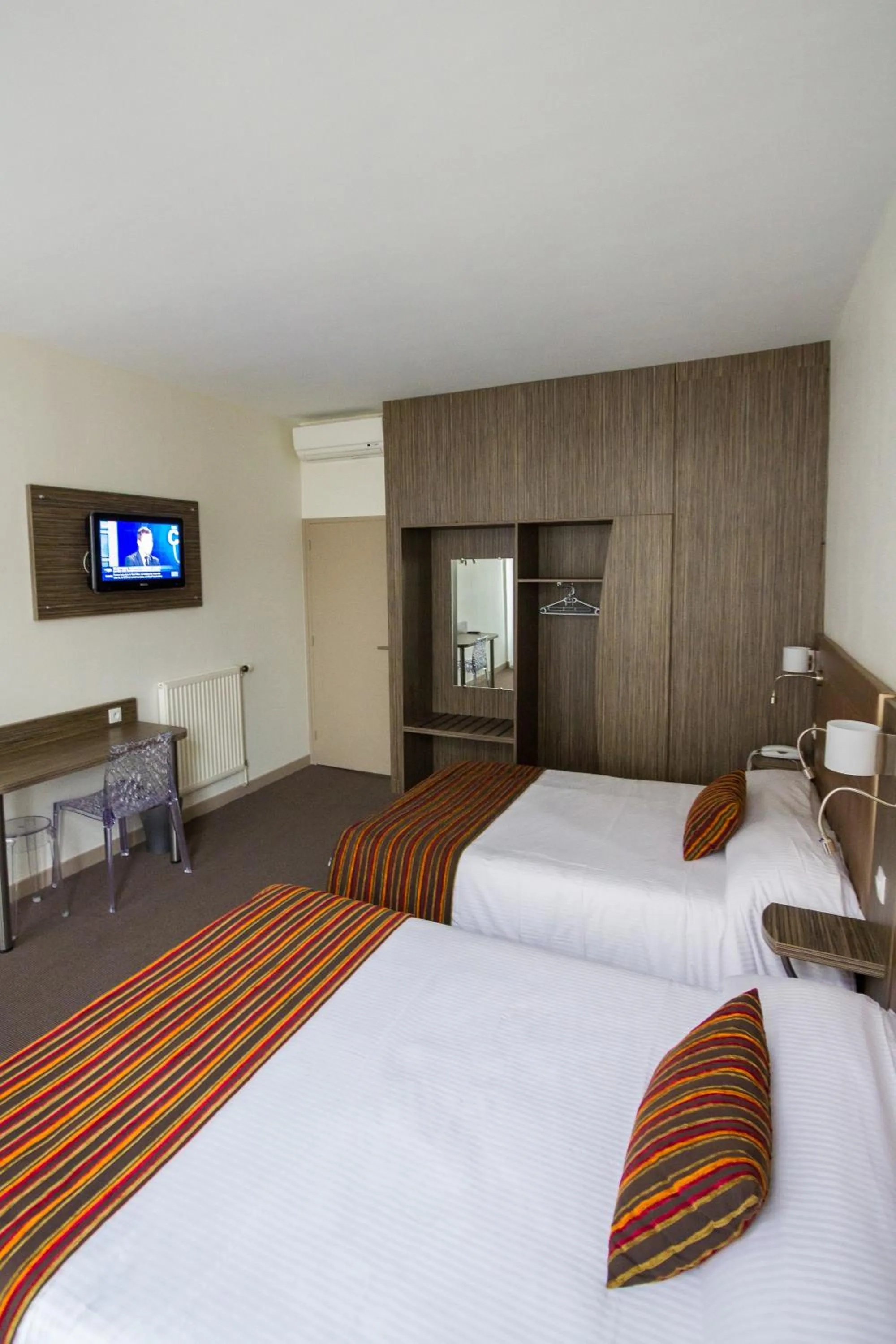 Photo of the whole room, Bed in Hôtel de l'Europe Grenoble hyper-centre