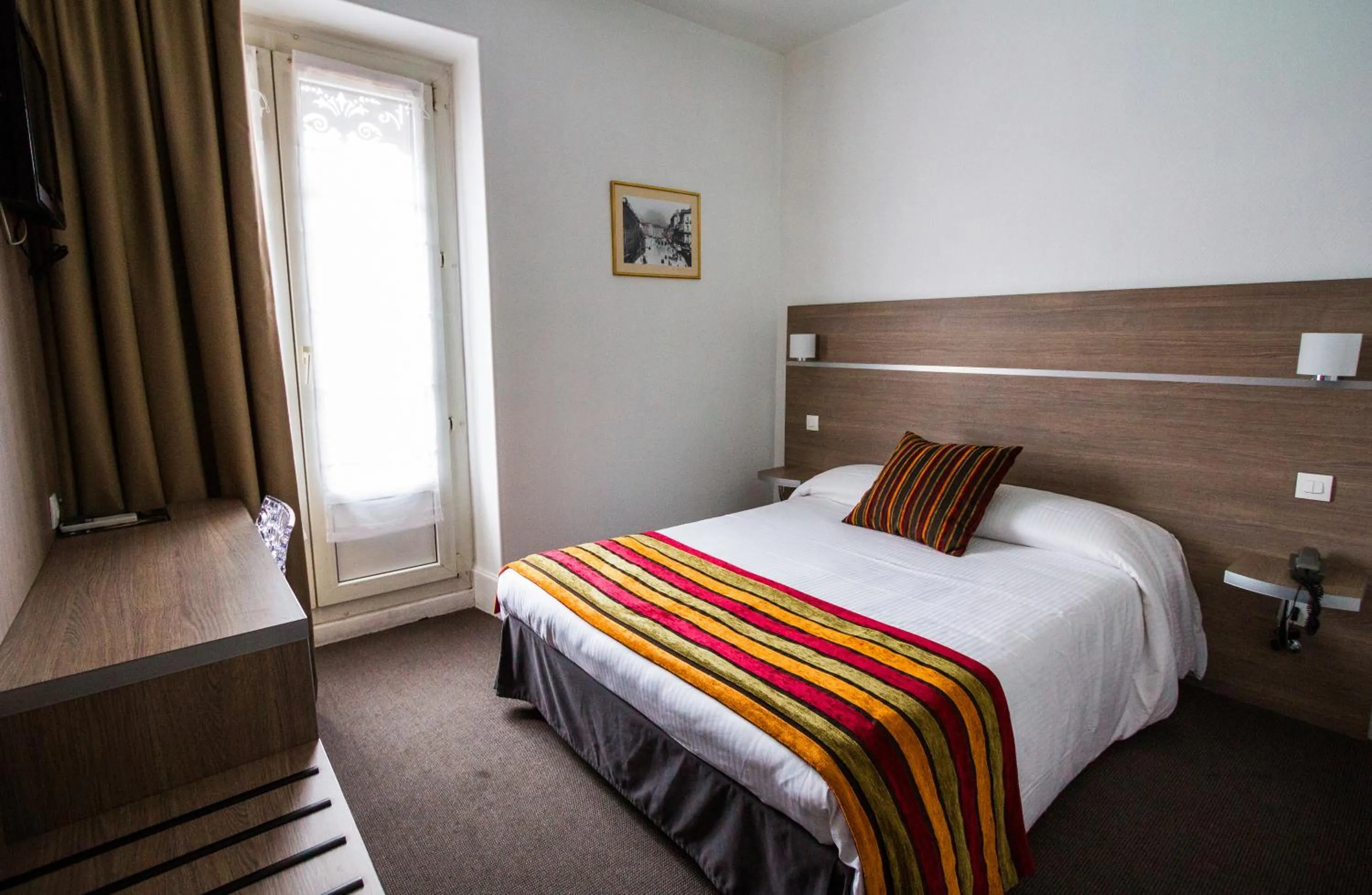 Bed in Hôtel de l'Europe Grenoble hyper-centre