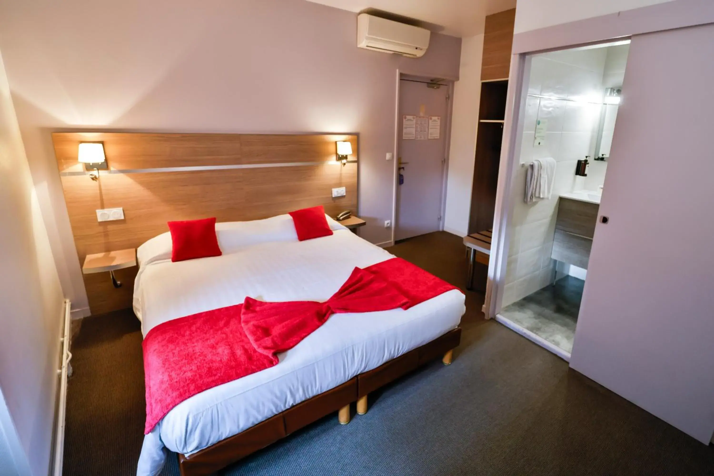 Bed in Hôtel de l'Europe Grenoble hyper-centre Bed in Hôtel de l'Europe Grenoble hyper-centre