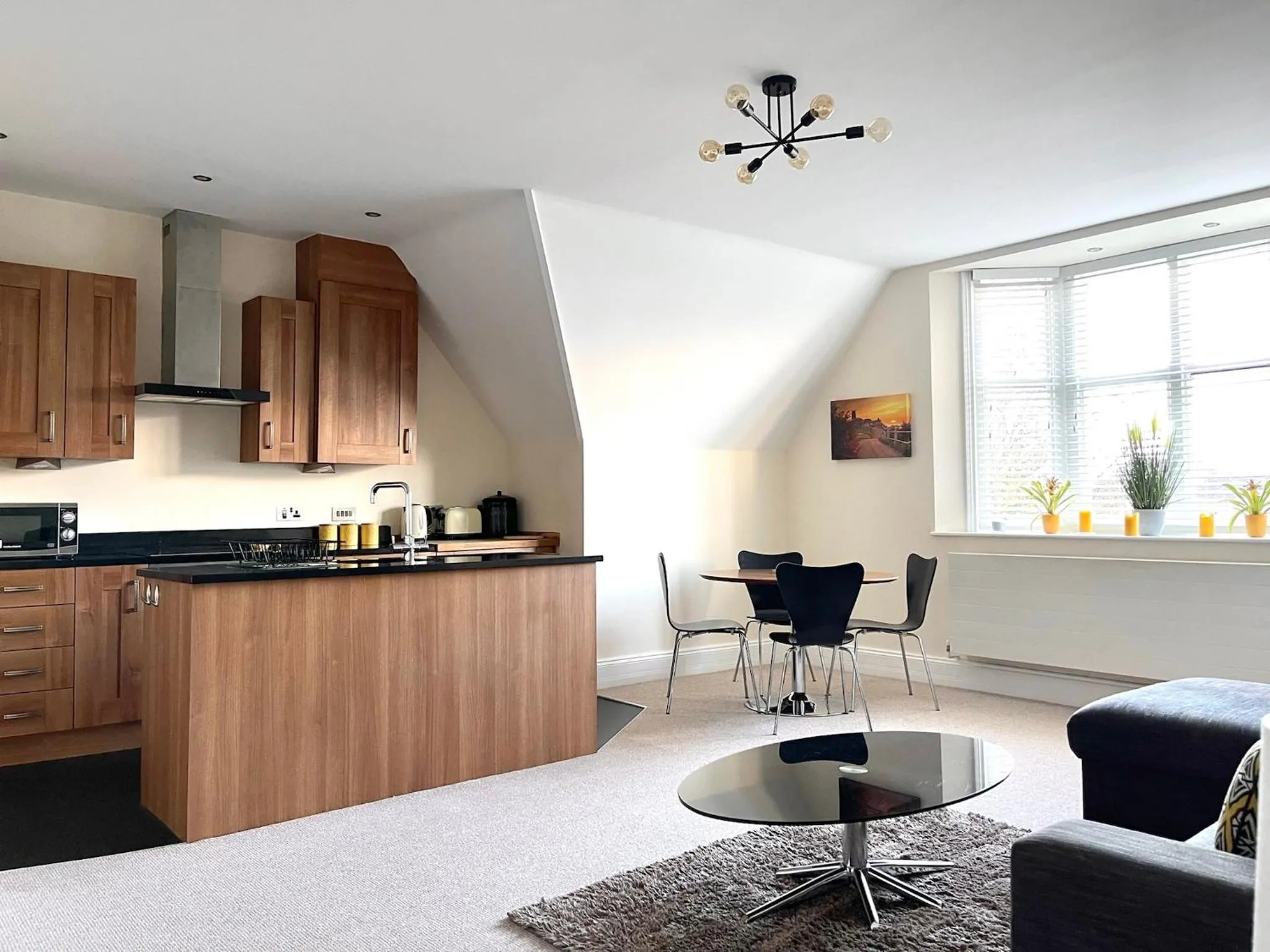 Regal Retreat Modern 2 bed apartment 400m from sea