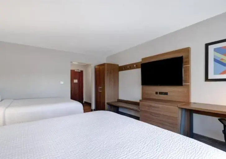 Bed in Holiday Inn Express & Suites - Detroit - Dearborn by IHG Bed in Holiday Inn Express & Suites - Detroit - Dearborn by IHG