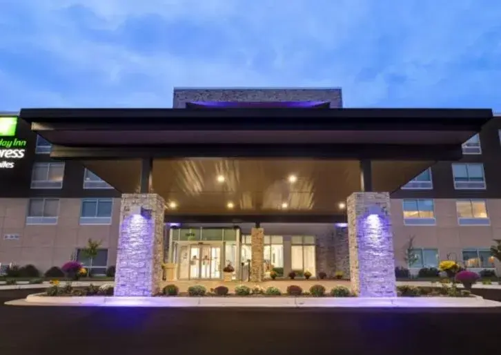 Property building in Holiday Inn Express & Suites - Detroit - Dearborn by IHG Property building in Holiday Inn Express & Suites - Detroit - Dearborn by IHG