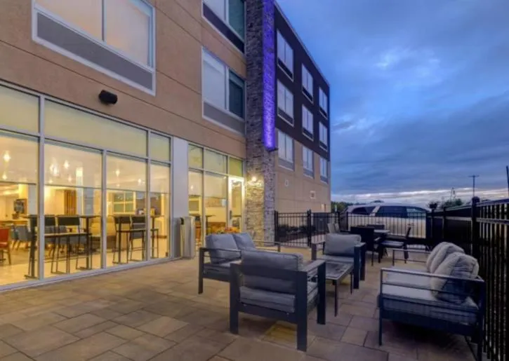 Holiday Inn Express & Suites - Detroit - Dearborn by IHG