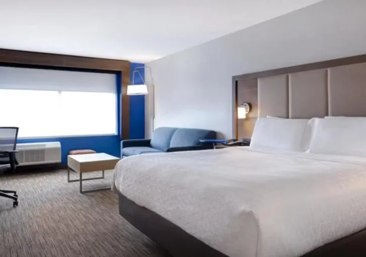 Bed in Holiday Inn Express & Suites - Detroit - Dearborn by IHG