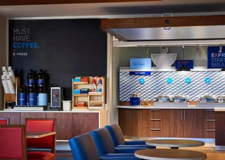 Holiday Inn Express & Suites - Detroit - Dearborn by IHG