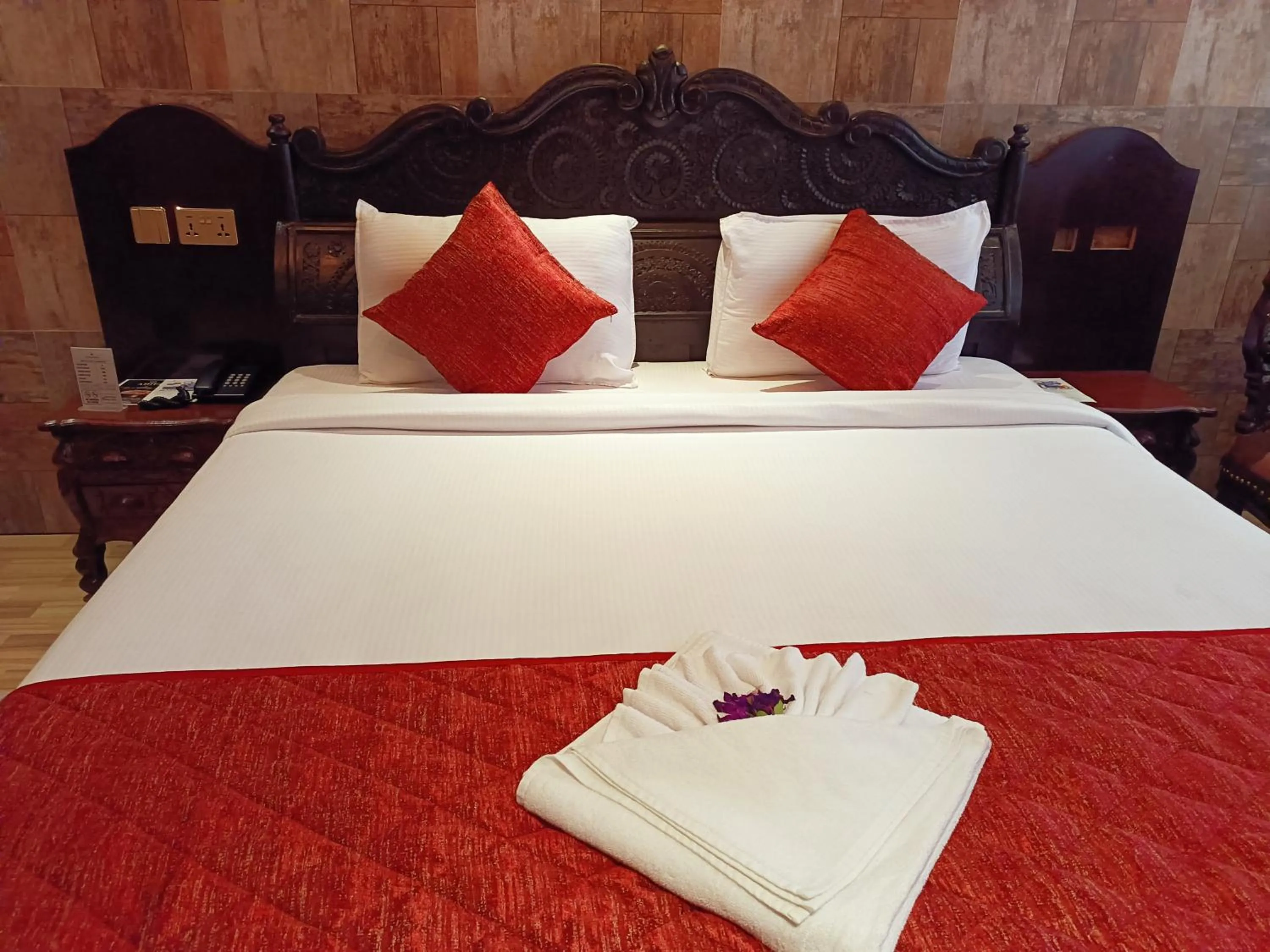 Bed in HYDERS PARK- THE LUXURY HOTEL