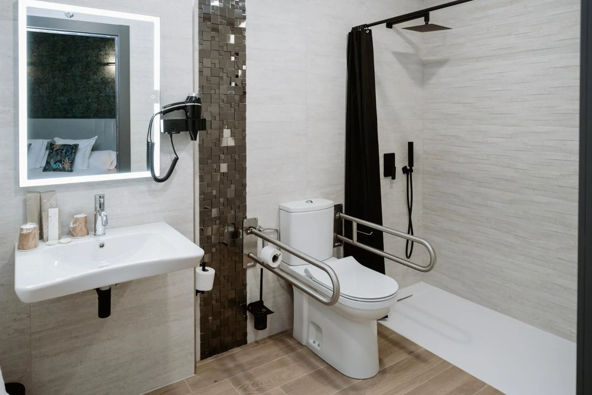 Bathroom in Hotel GilMar Orellana la Vieja