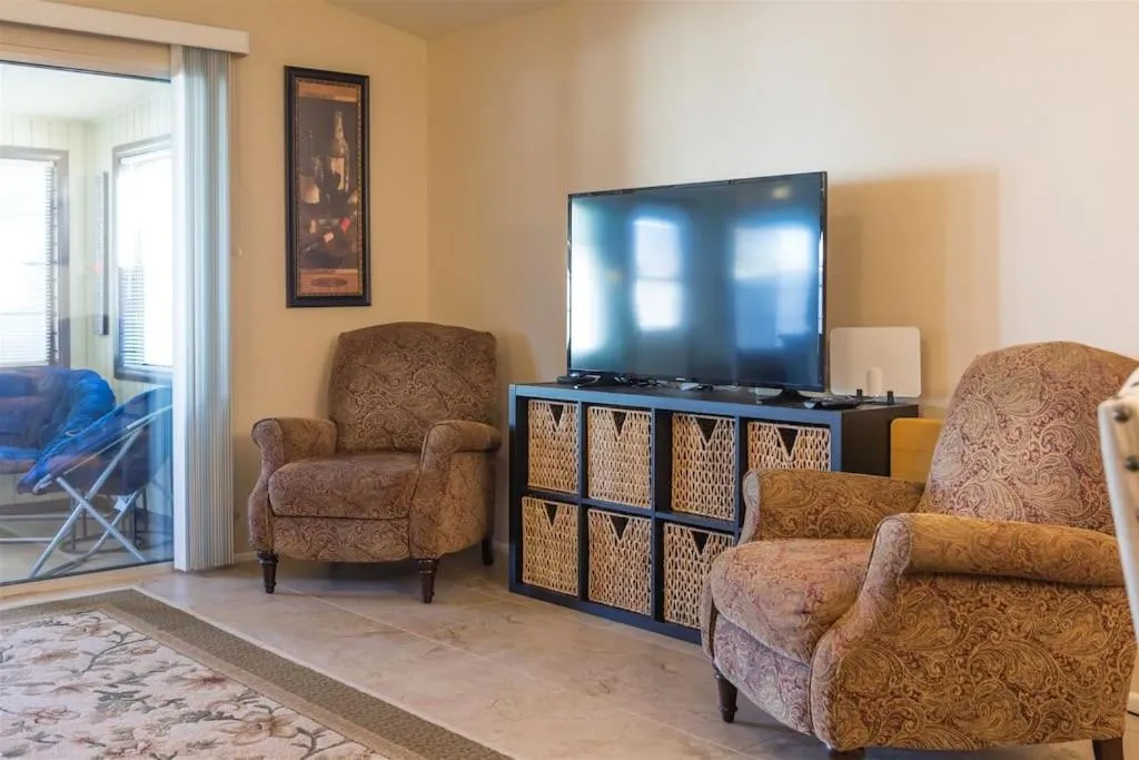 Cozy, quiet house, covered patio dining, sun room