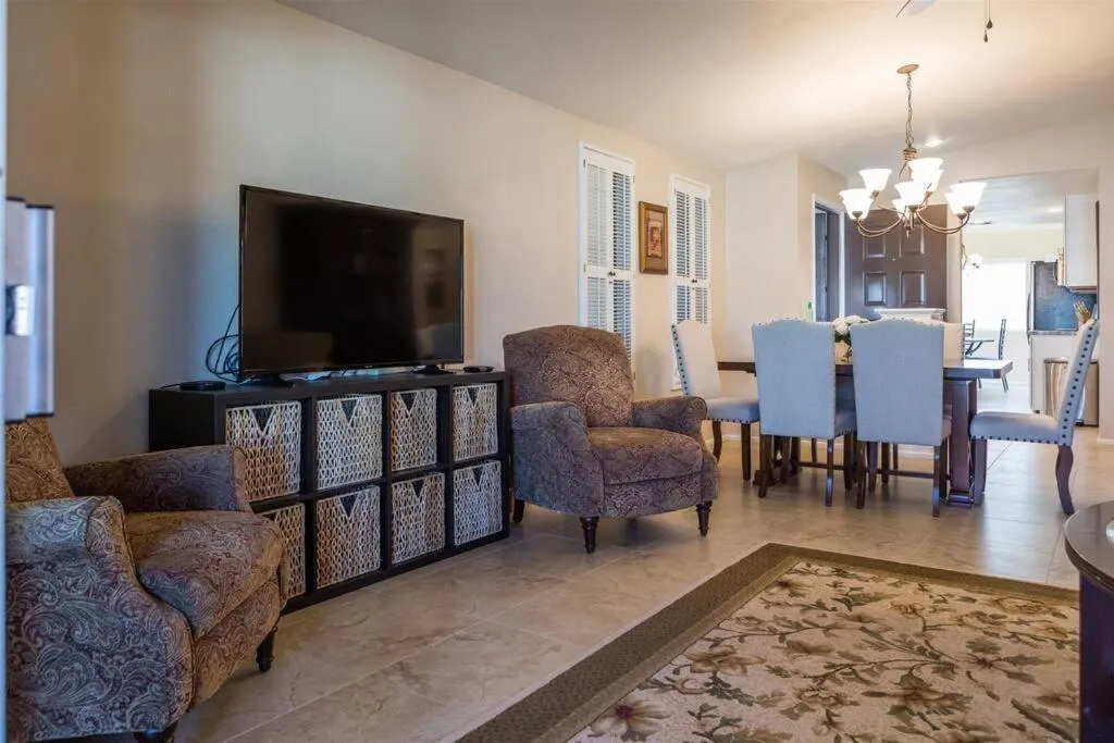 Cozy, quiet house, covered patio dining, sun room