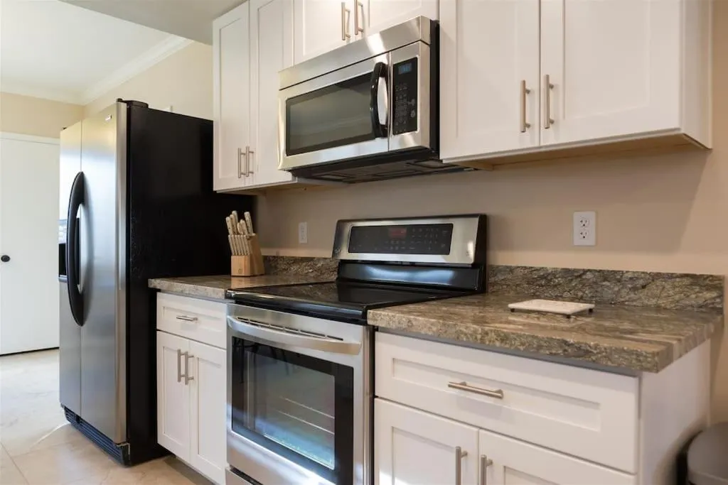 Cozy, quiet house, covered patio dining, sun room