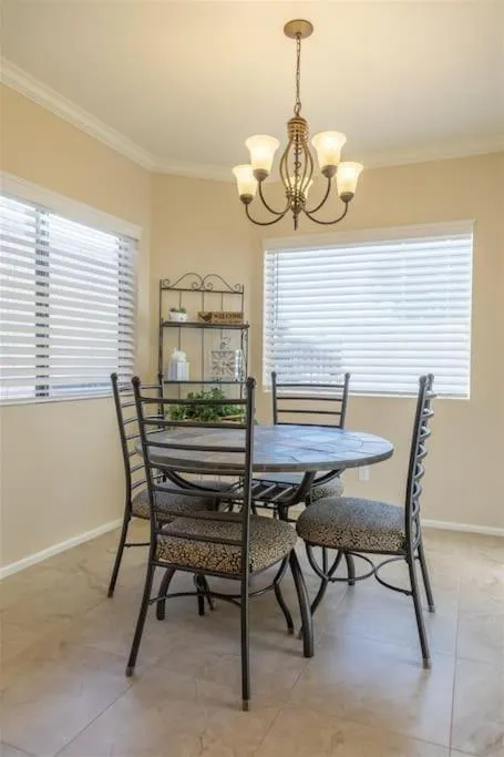 Cozy, quiet house, covered patio dining, sun room