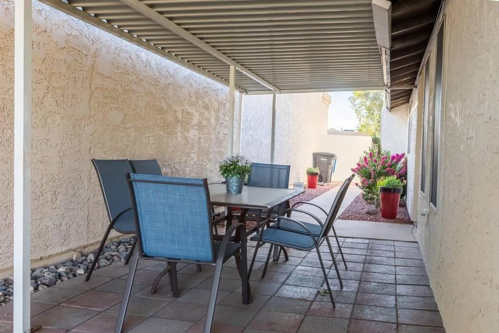 Cozy, quiet house, covered patio dining, sun room