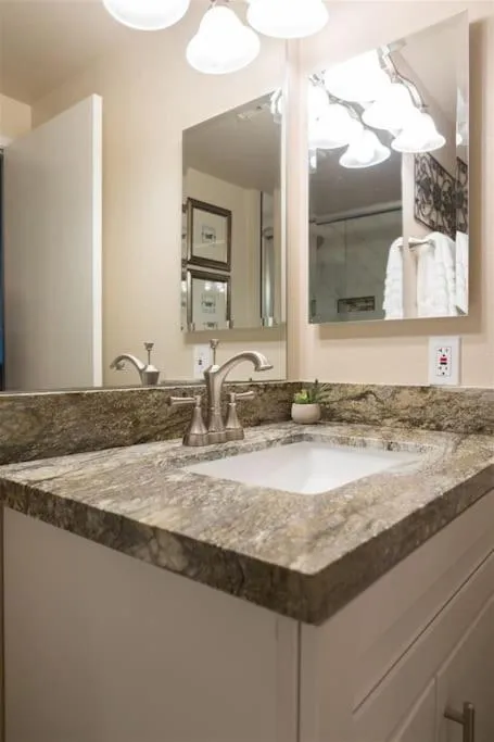 Cozy, quiet house, covered patio dining, sun room