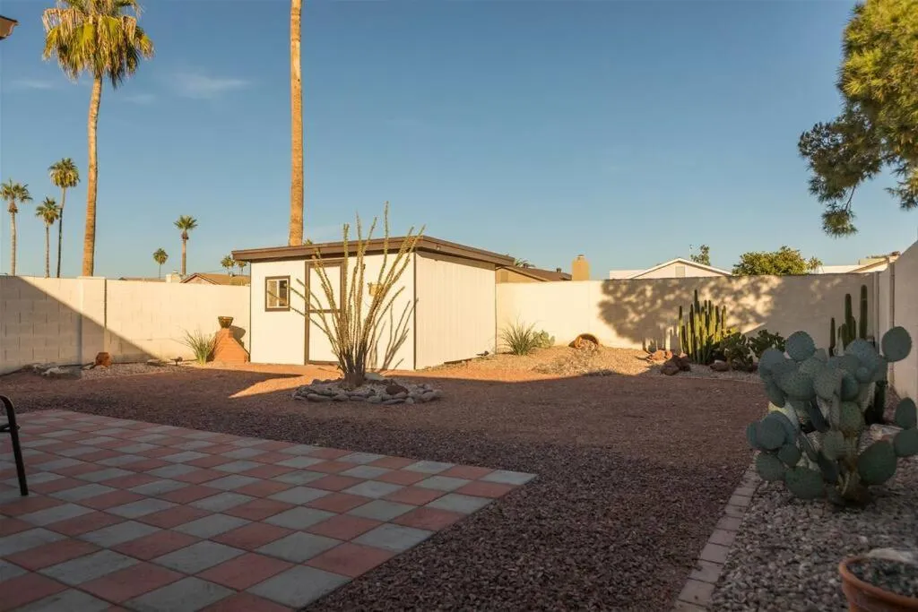 Cozy, quiet house, covered patio dining, sun room