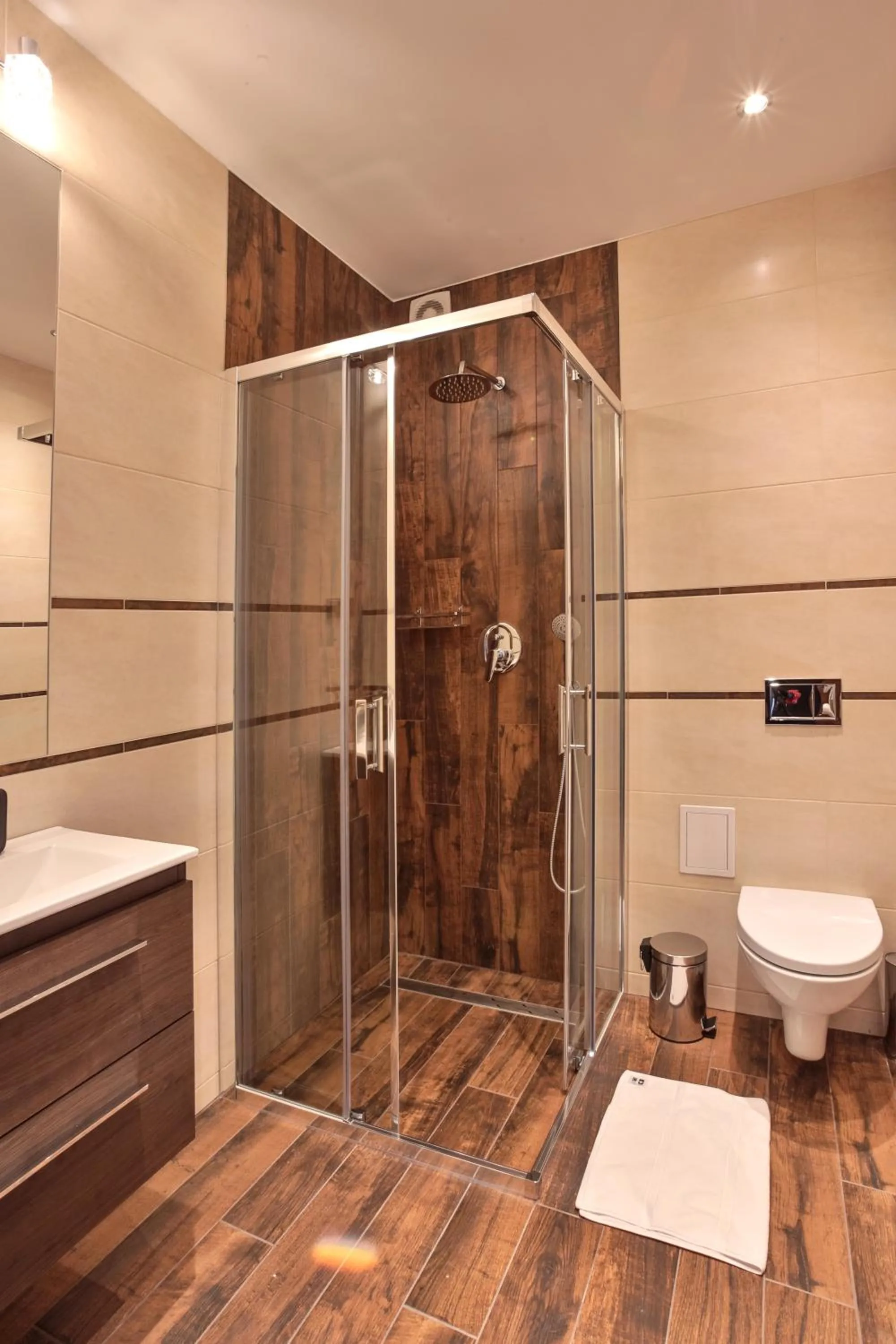 Shower in ZEPPELIN APARTMENTS Simple Acomodation