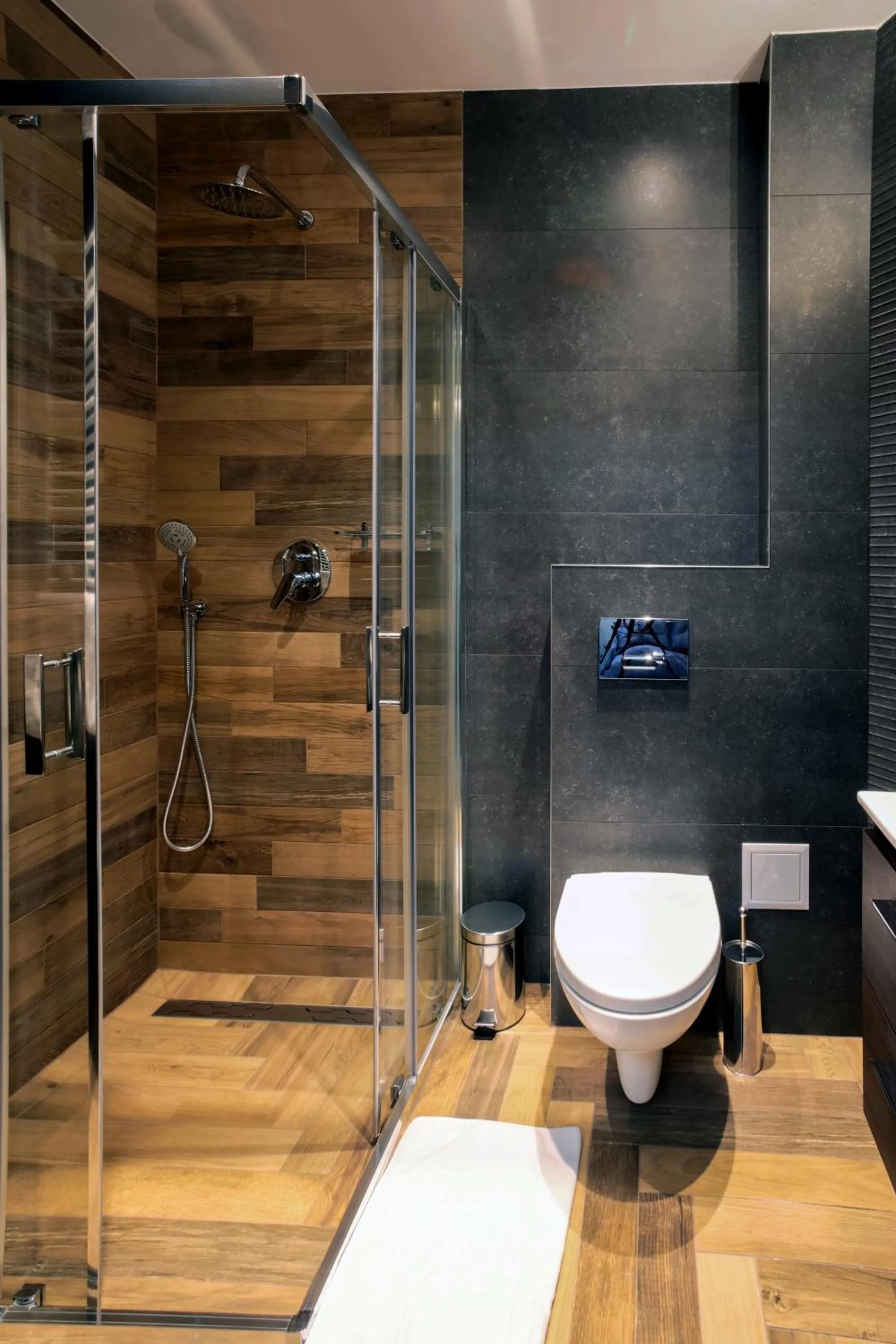 Shower in ZEPPELIN APARTMENTS Simple Acomodation