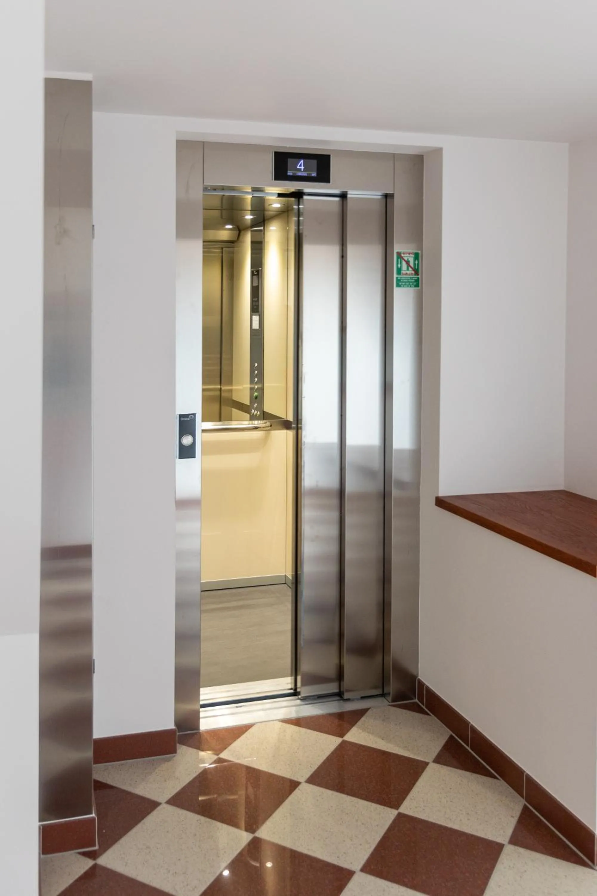 elevator in ZEPPELIN APARTMENTS Simple Acomodation