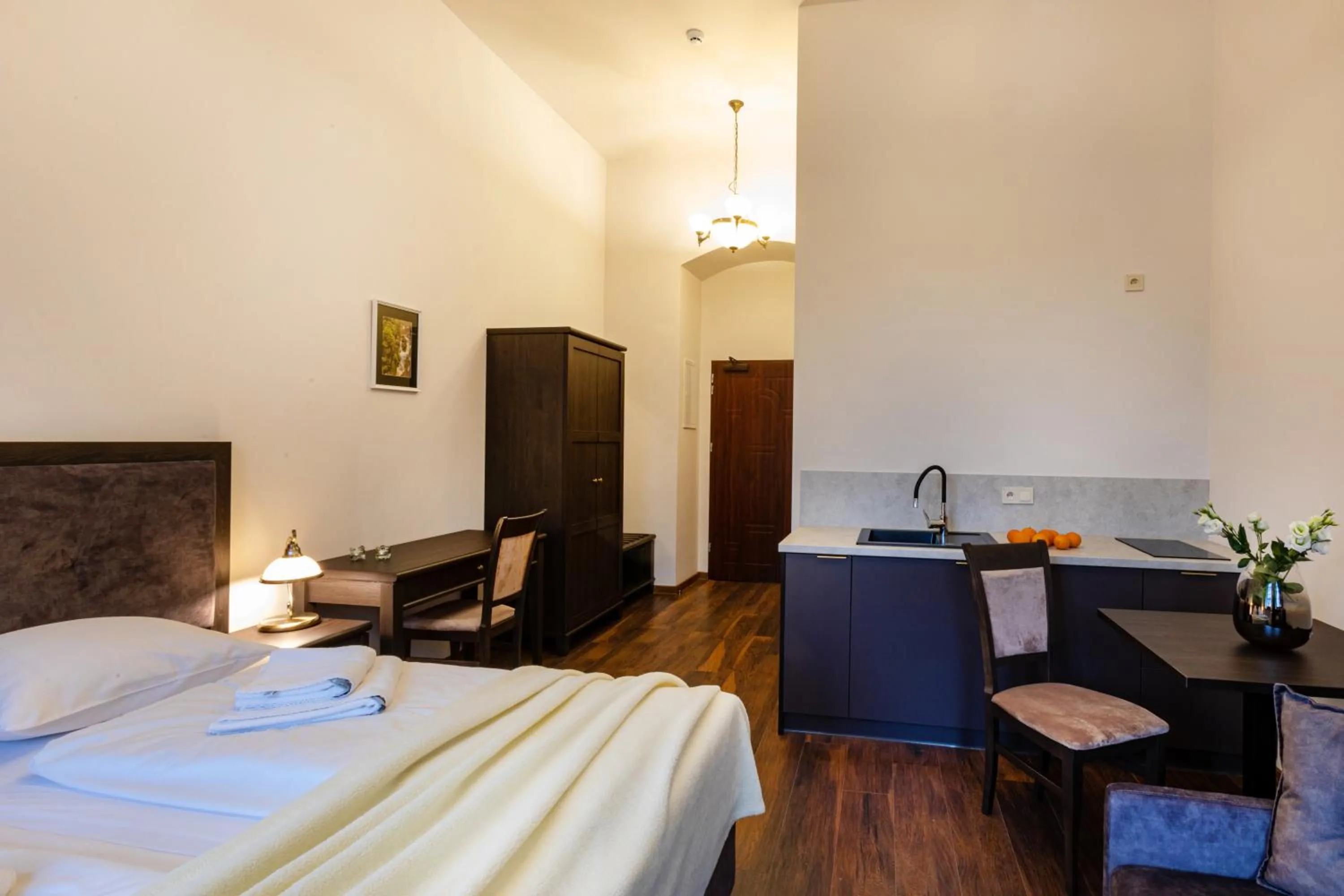 Kitchen or kitchenette, Bed in ZEPPELIN APARTMENTS Simple Acomodation
