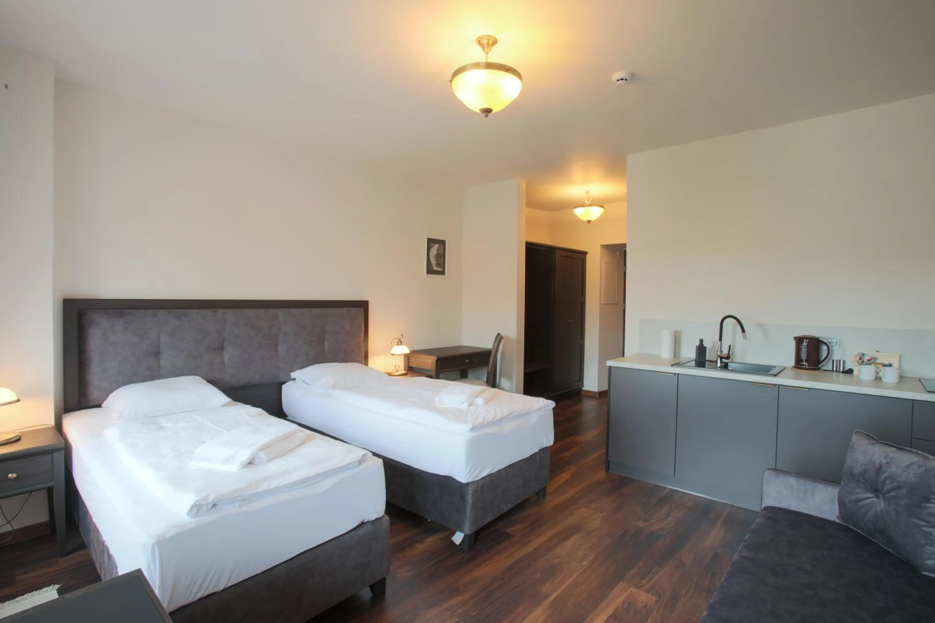 Kitchen or kitchenette, Bed in ZEPPELIN APARTMENTS Simple Acomodation