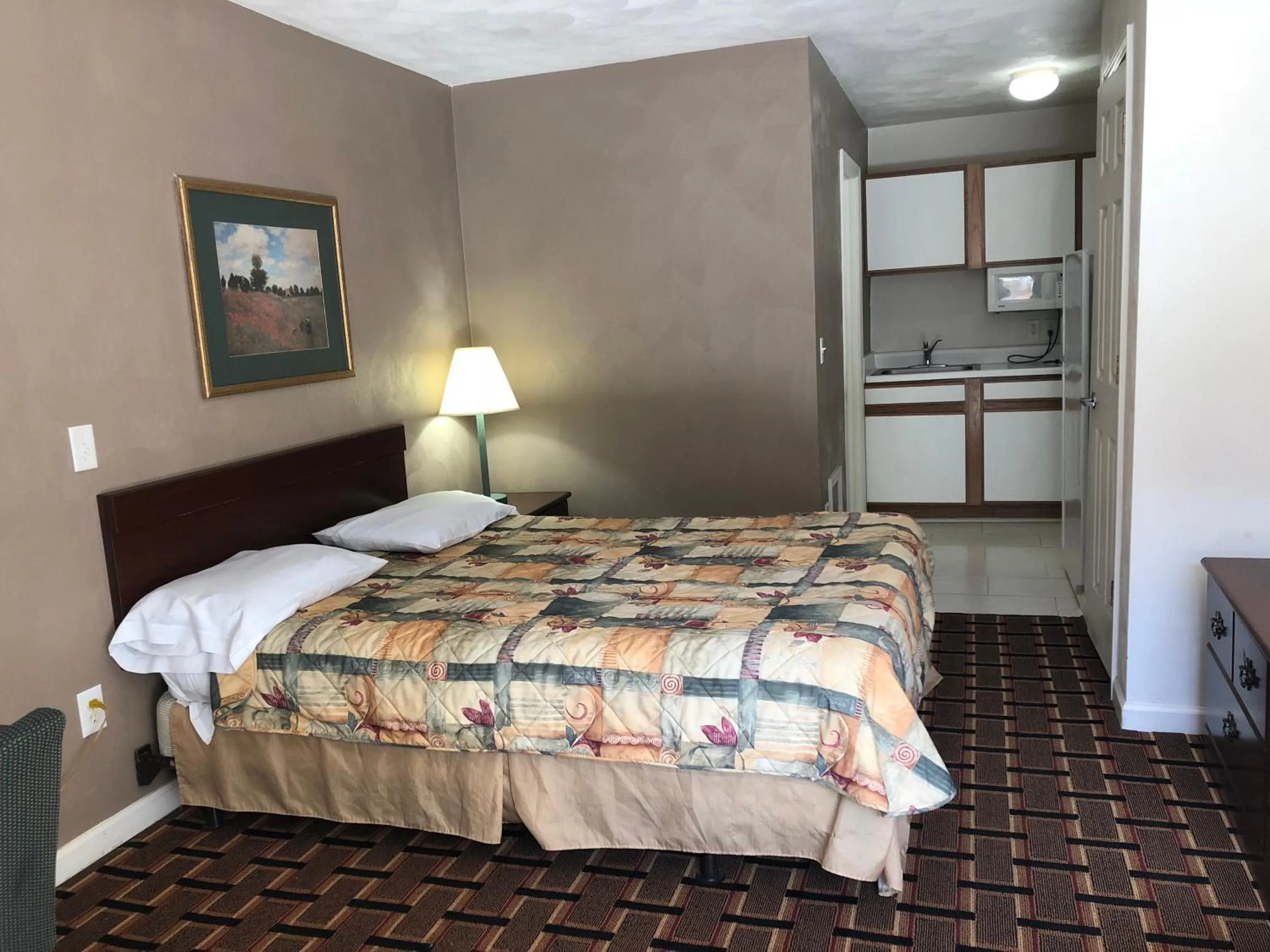 Bed in Affordable Suites Burlington