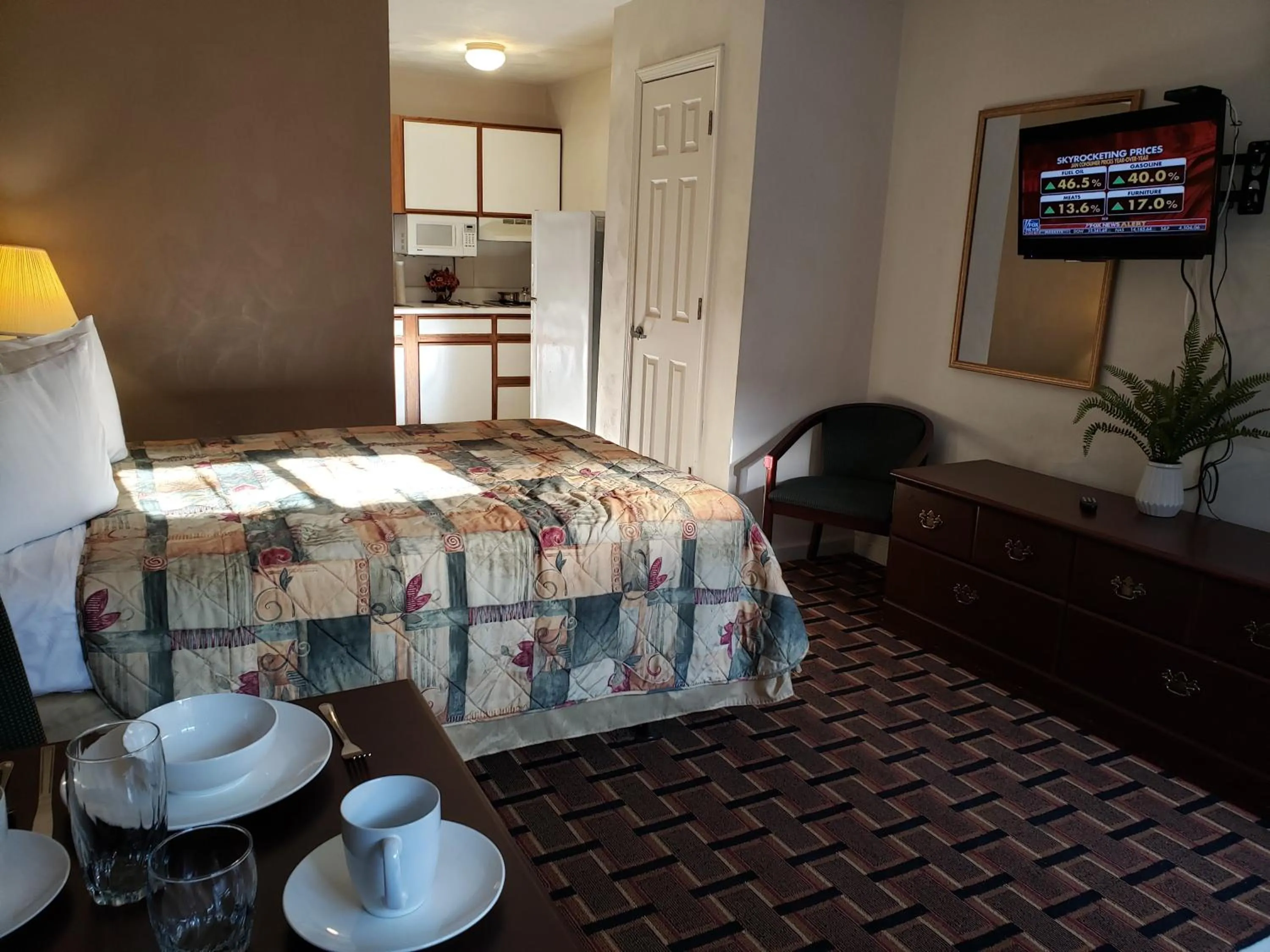 Queen Studio in Affordable Suites Burlington