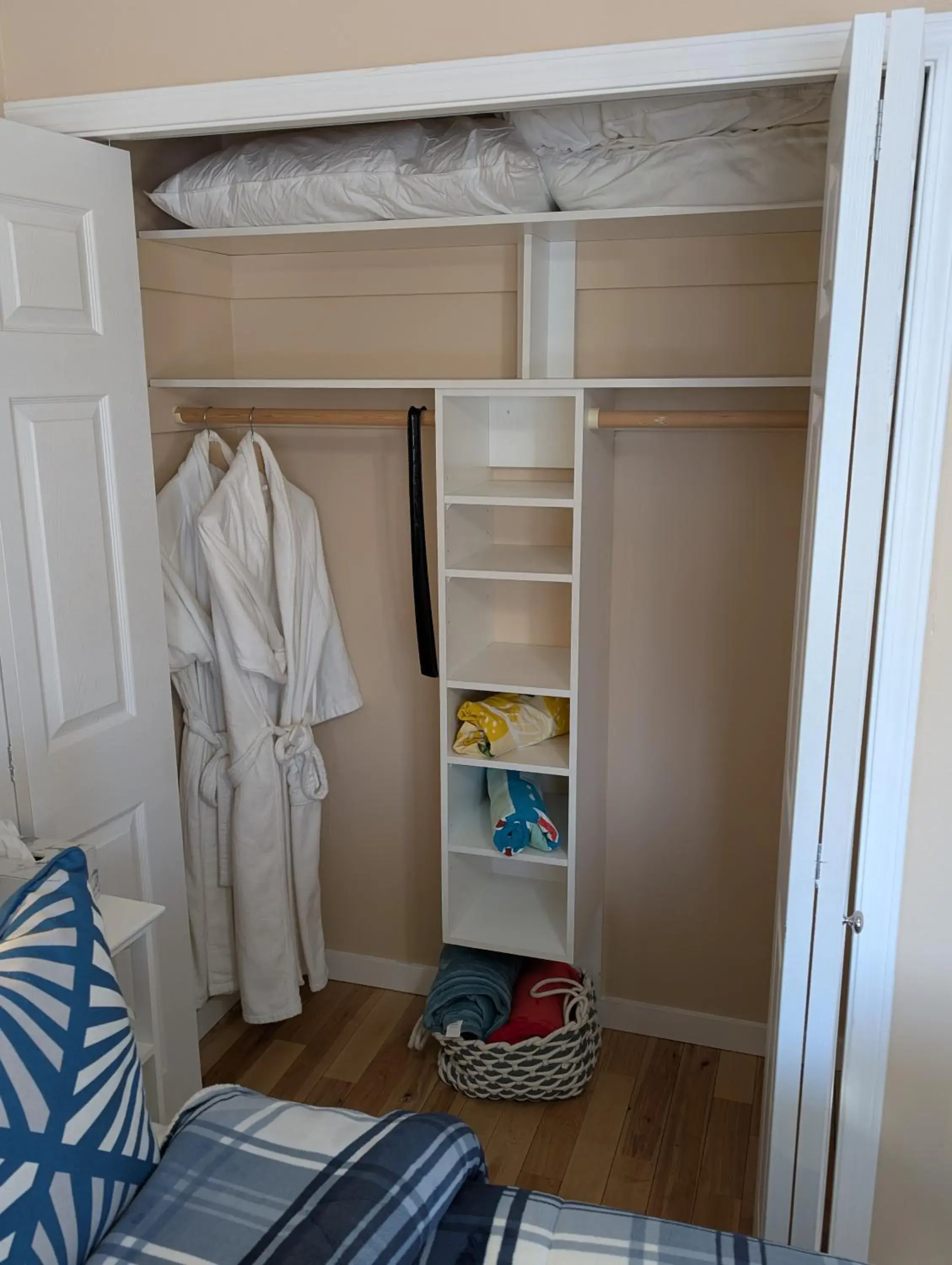 Queen Room with Shared Bathroom in Salish B&B and Spa Queen Room with Shared Bathroom in Salish B&B and Spa