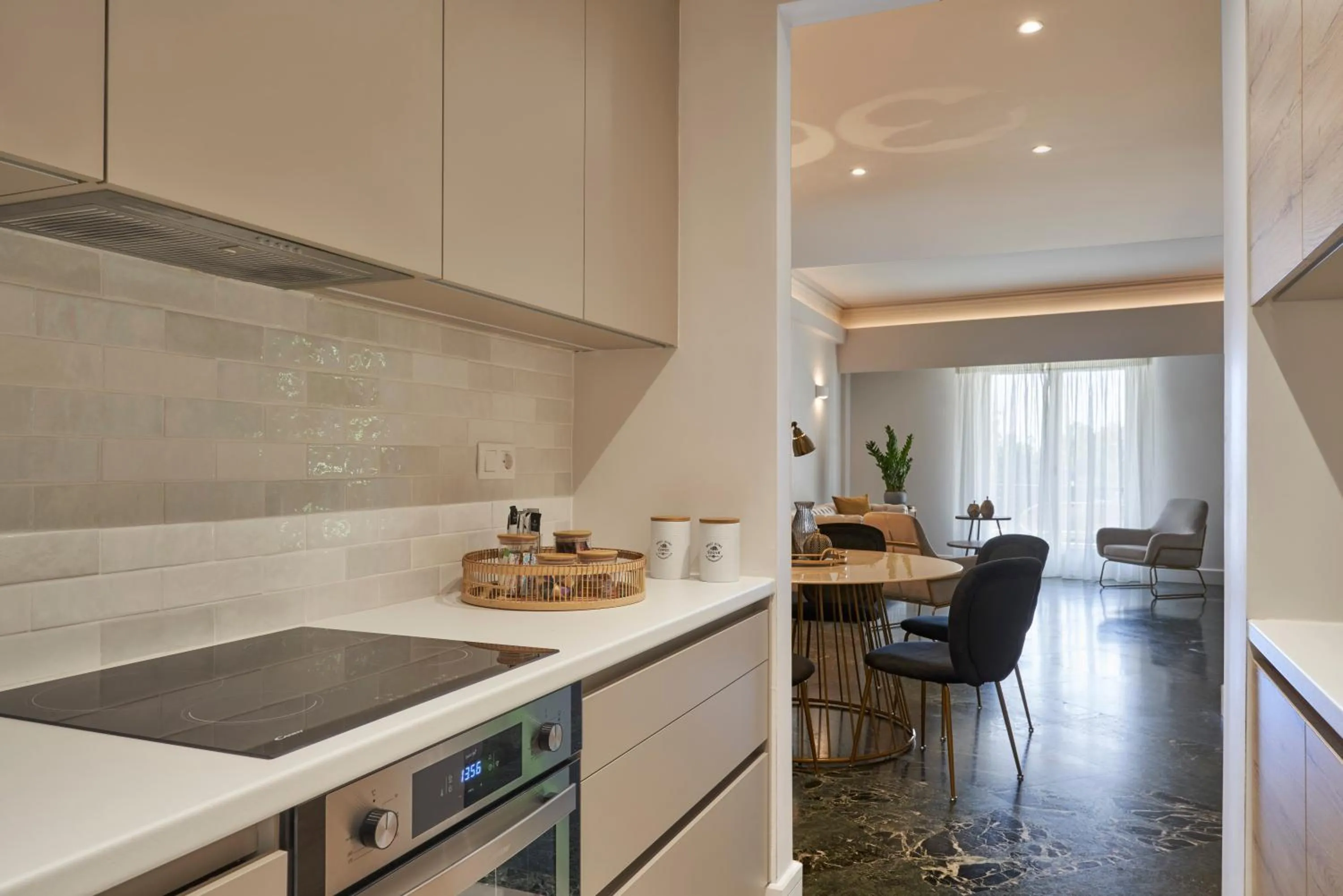 Chic n Bright 3Bd Apt with Hilton View