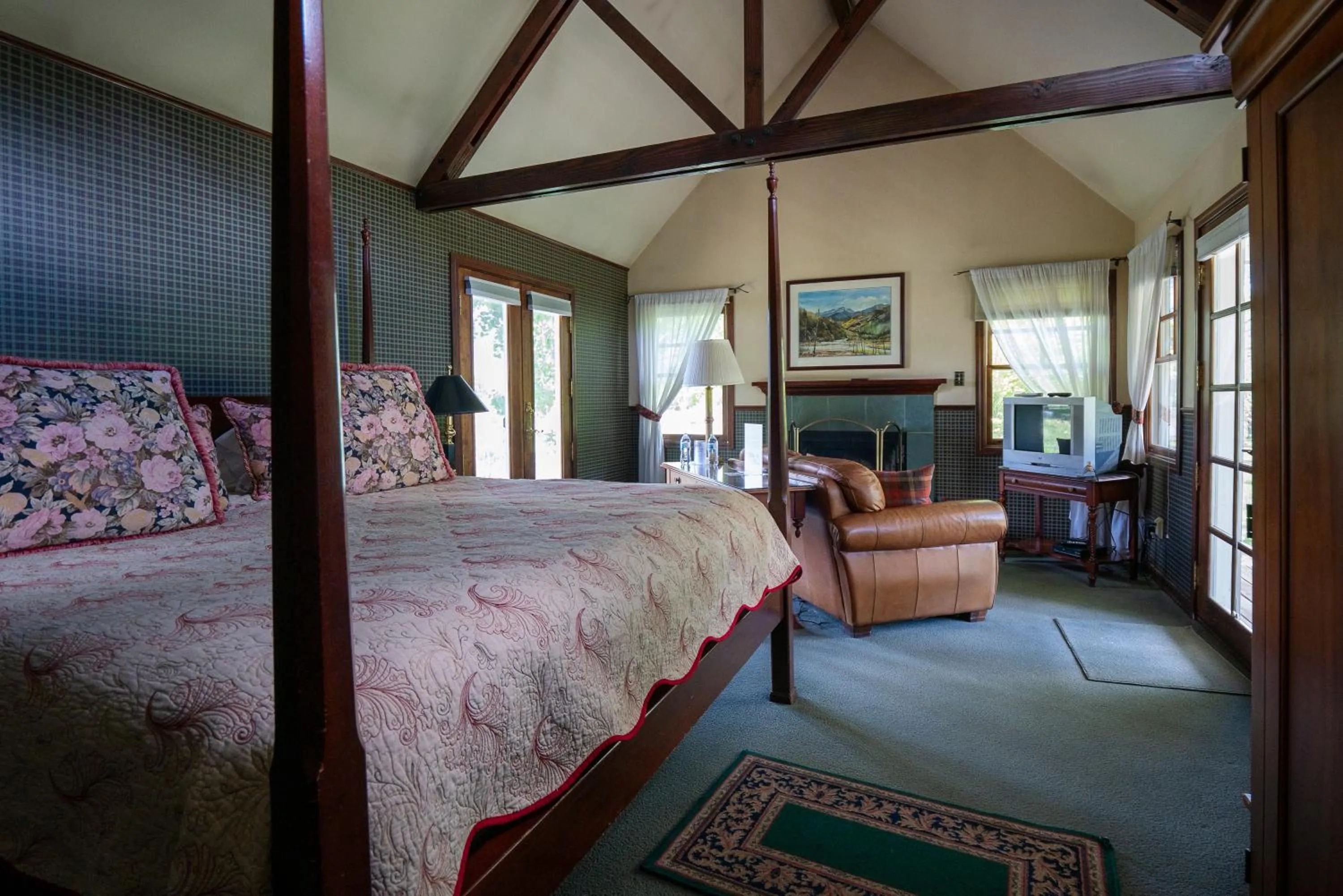 Bedroom, Bed in Apple Orchard Inn