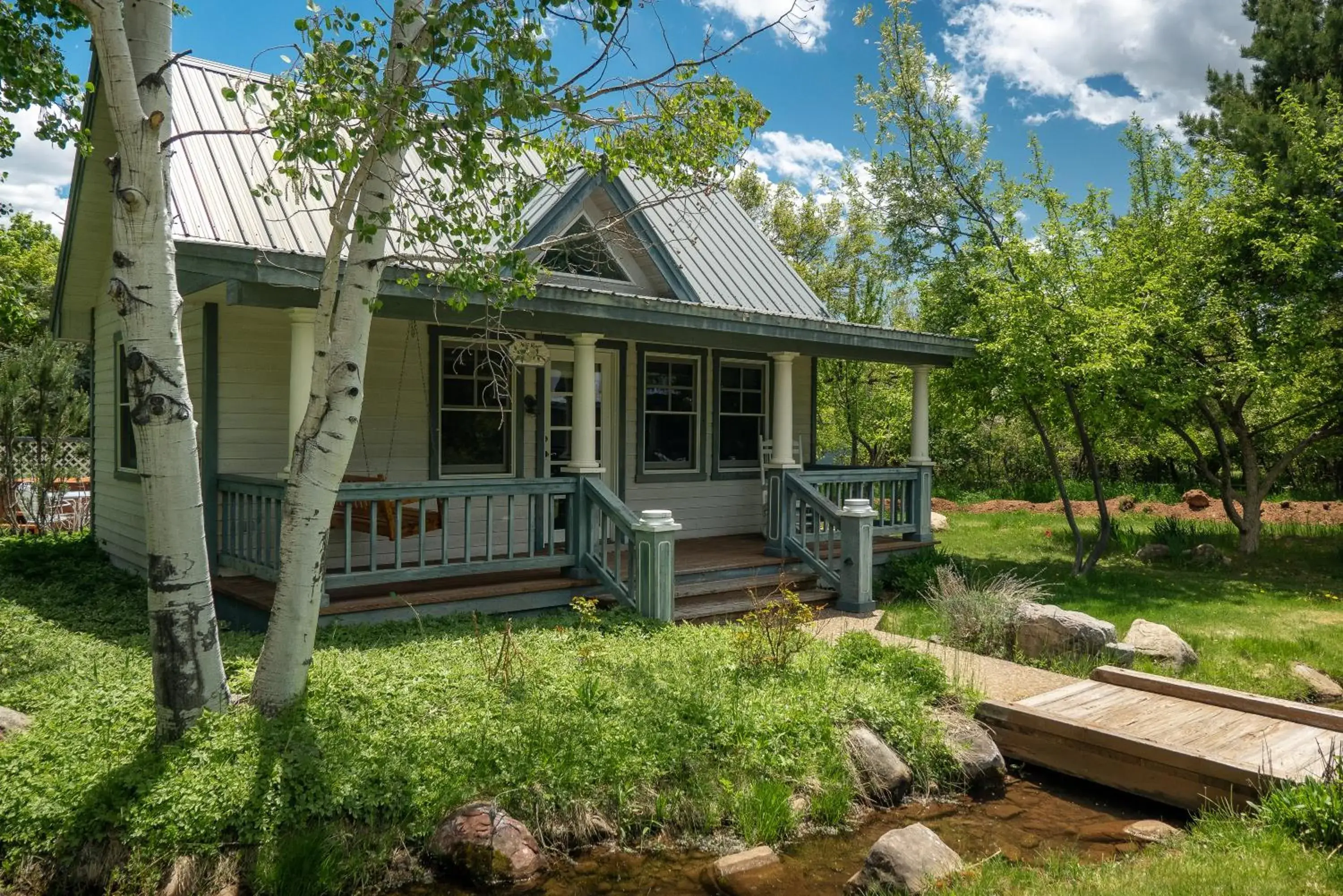 Property building in Apple Orchard Inn Property building in Apple Orchard Inn