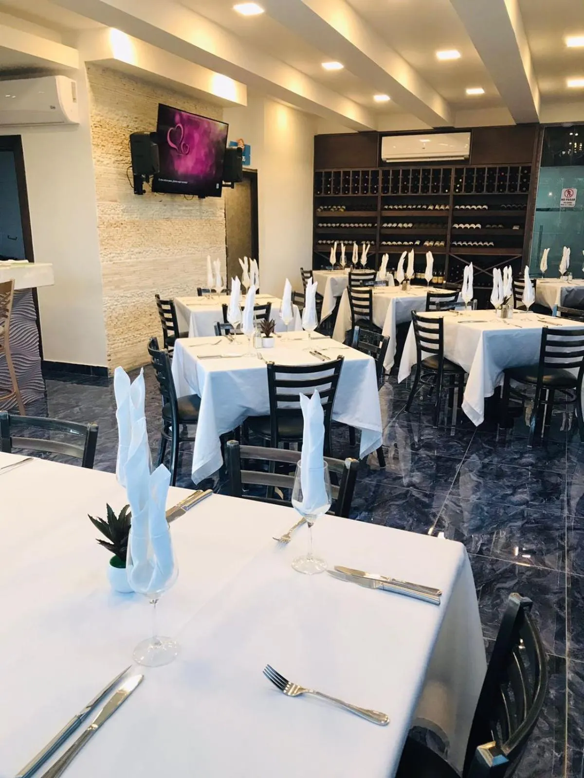 Restaurant/places to eat in Halibut Hotel