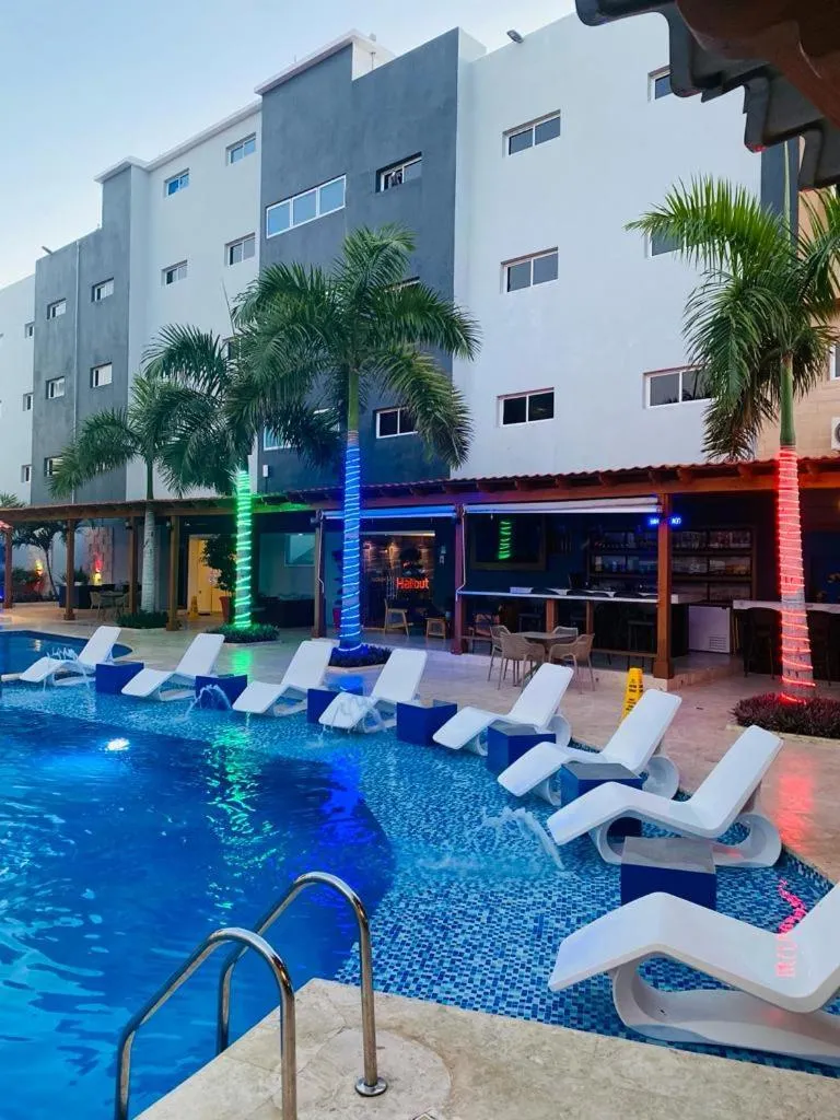 Swimming pool in Halibut Hotel