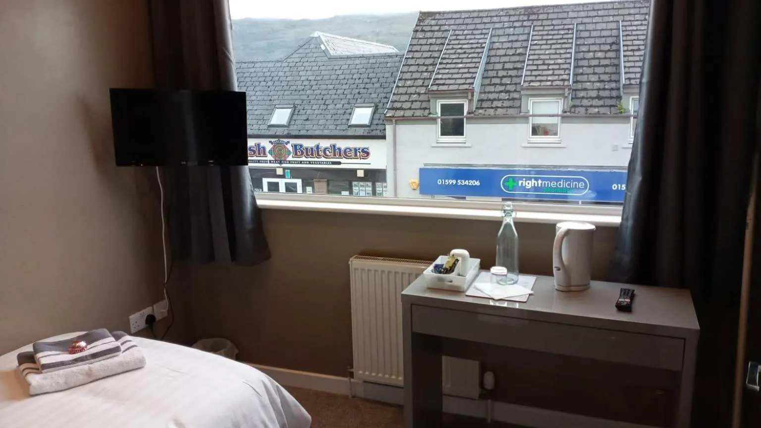 TV and multimedia, Bed in The Skye Bridge Hotel