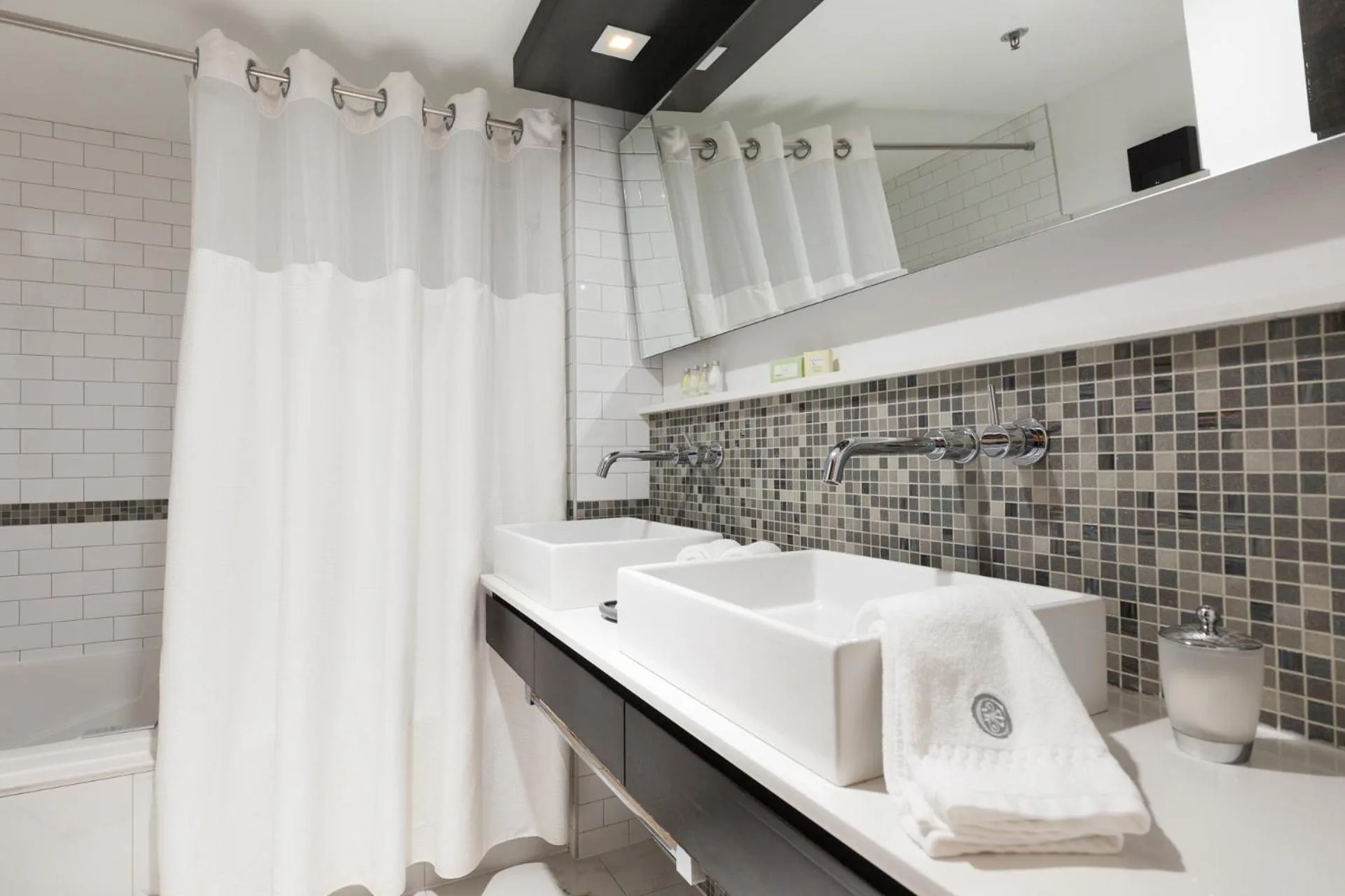 Shower in Hôtel des Coutellier