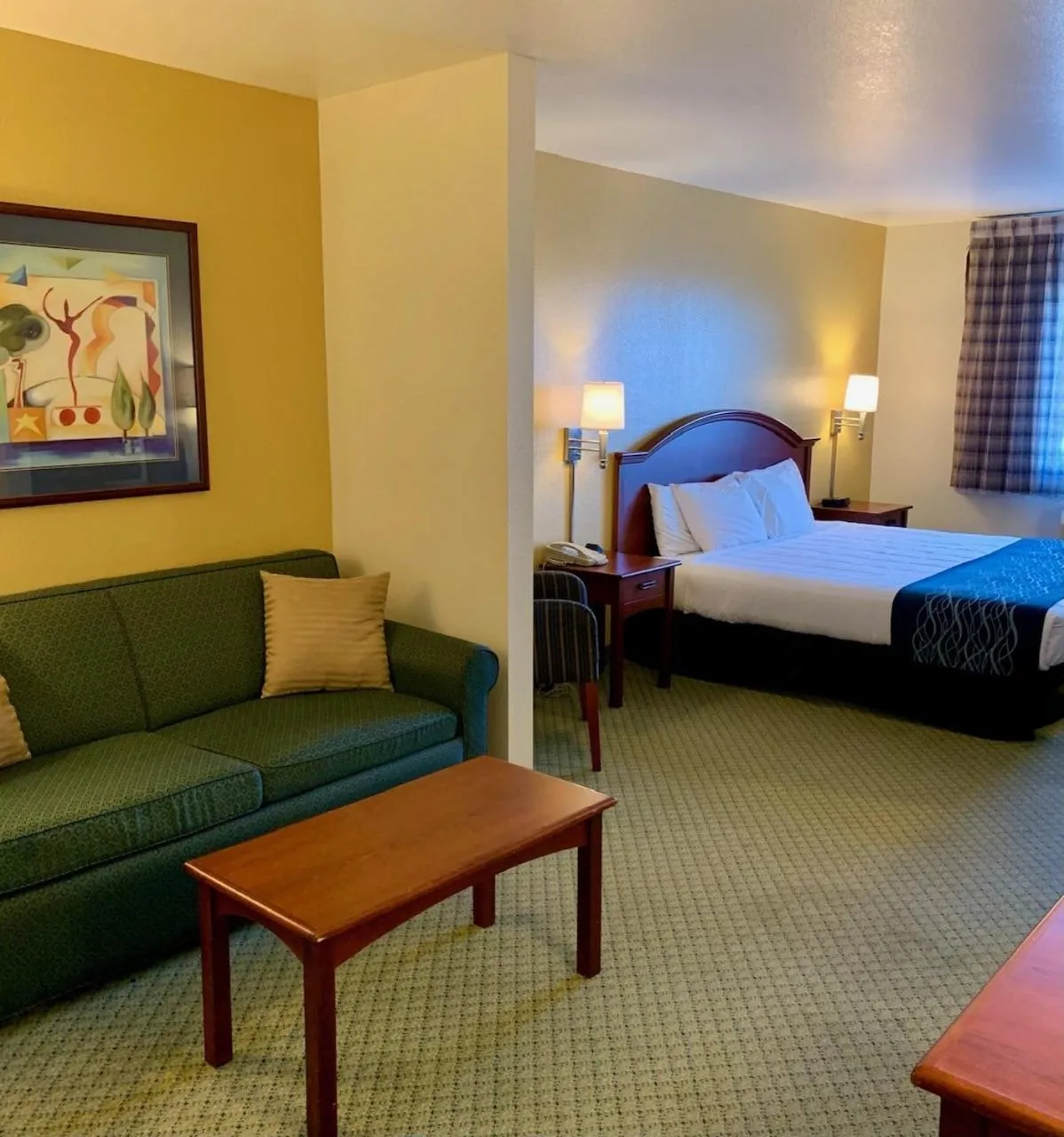 Bed in GrandStay Hotel & Suites Becker