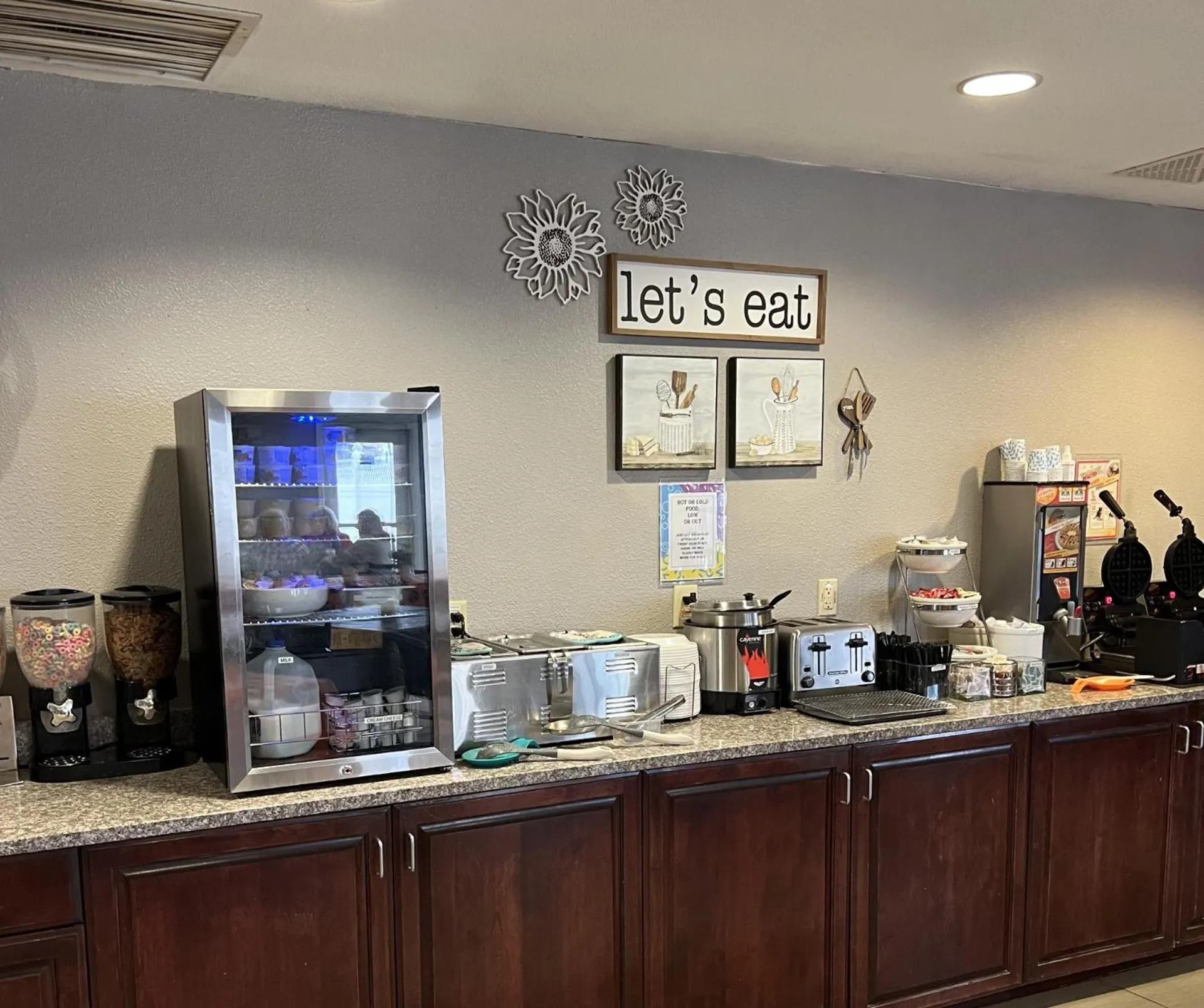 Breakfast in GrandStay Hotel & Suites Becker