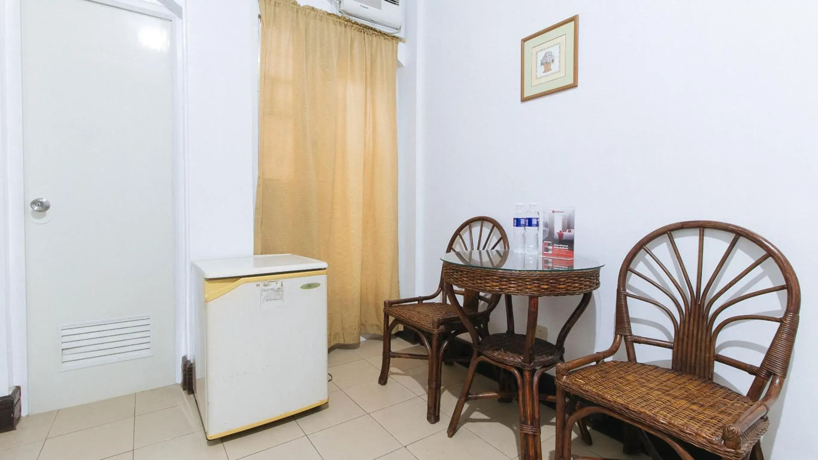 Living room in RedDoorz @ Marifa Hotel Angeles Pampanga Living room in RedDoorz @ Marifa Hotel Angeles Pampanga