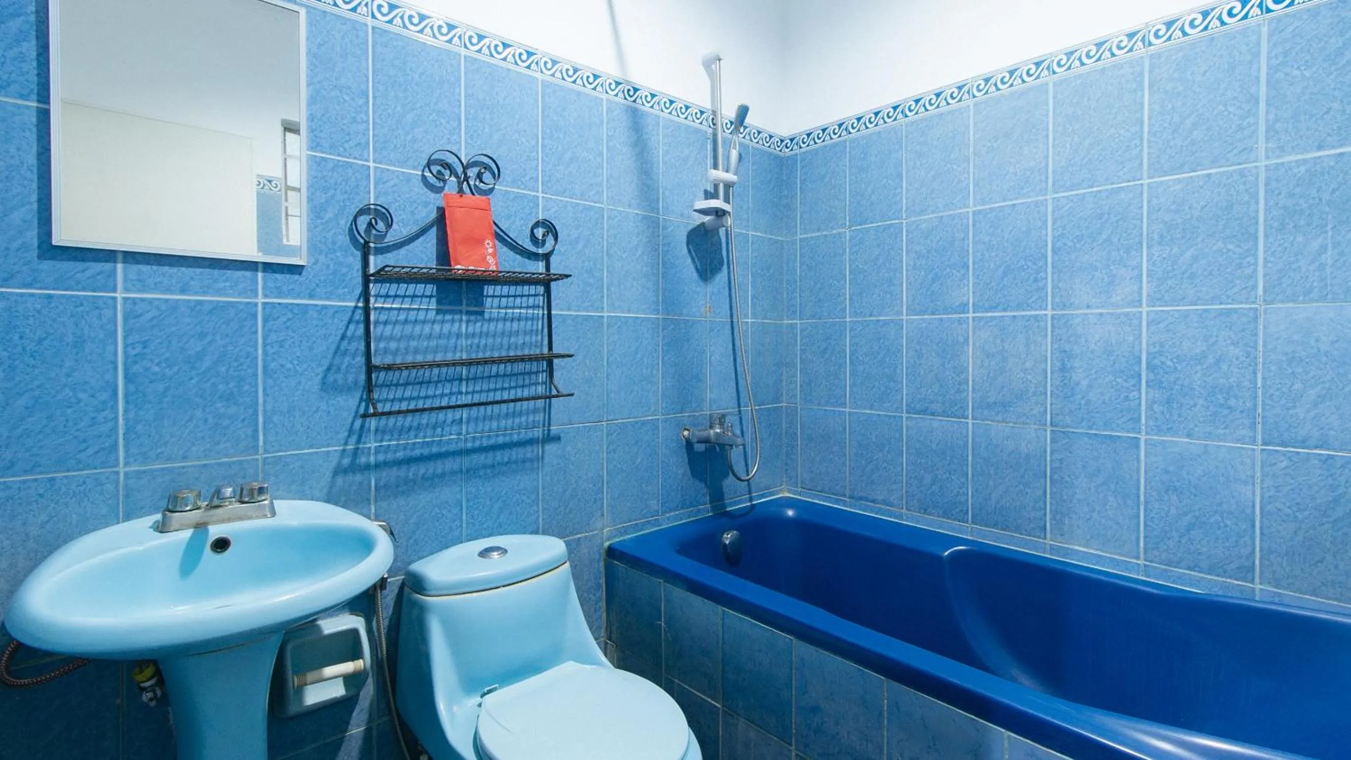 Shower in RedDoorz @ Marifa Hotel Angeles Pampanga