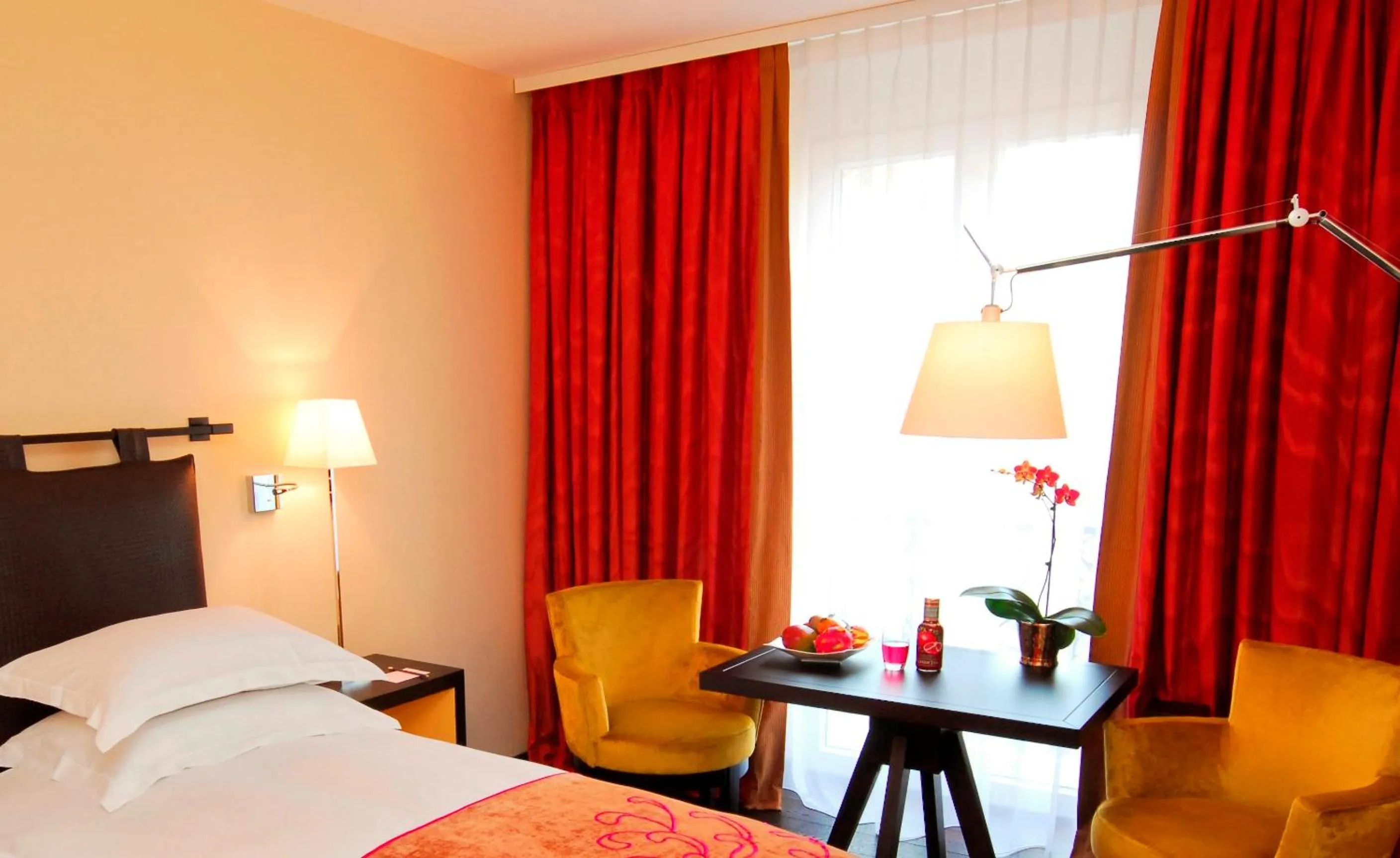 Seating area, Bed in Eastwest Hôtel by Malone