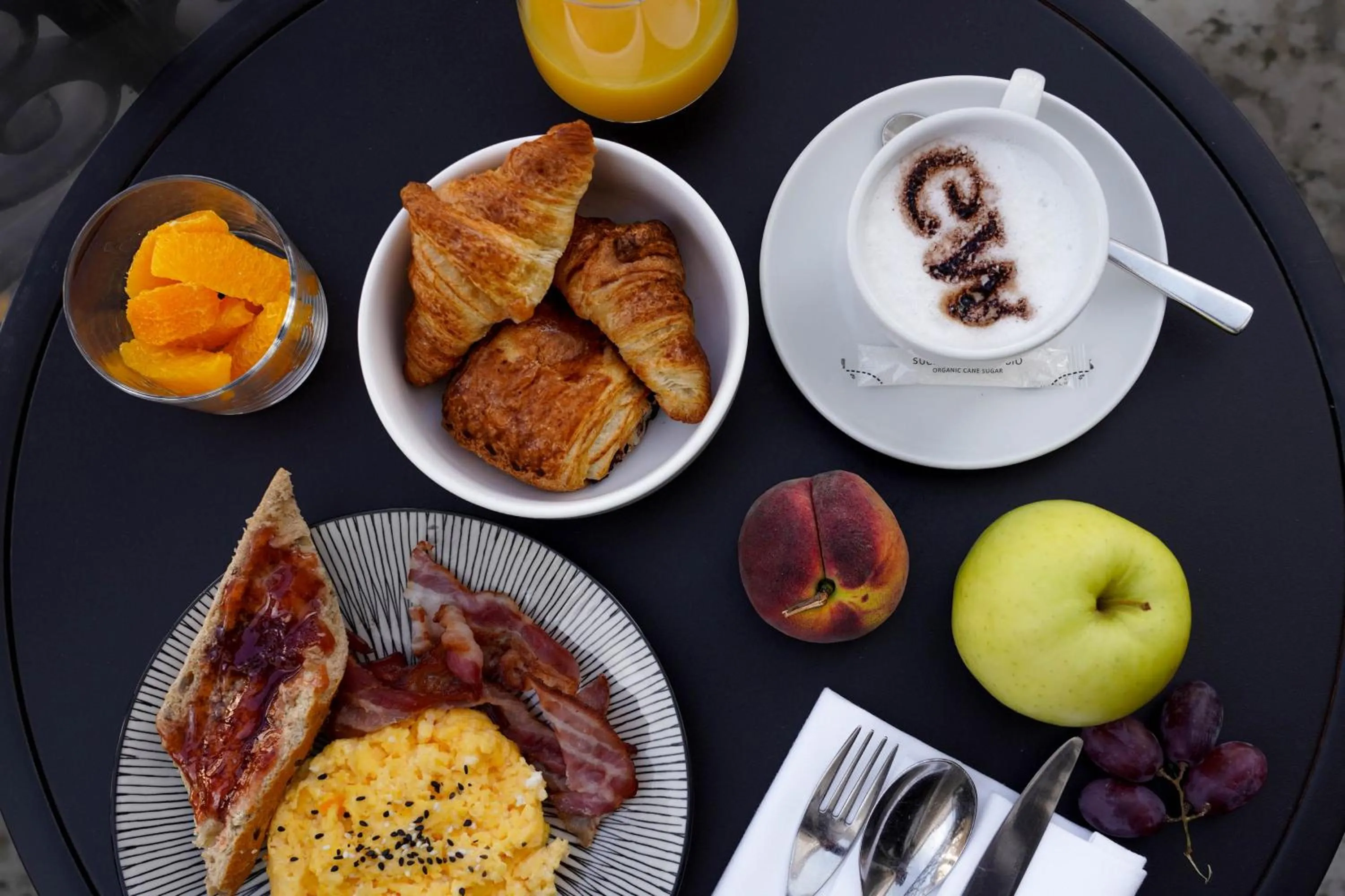 Food and drinks in Eastwest Hôtel by Malone