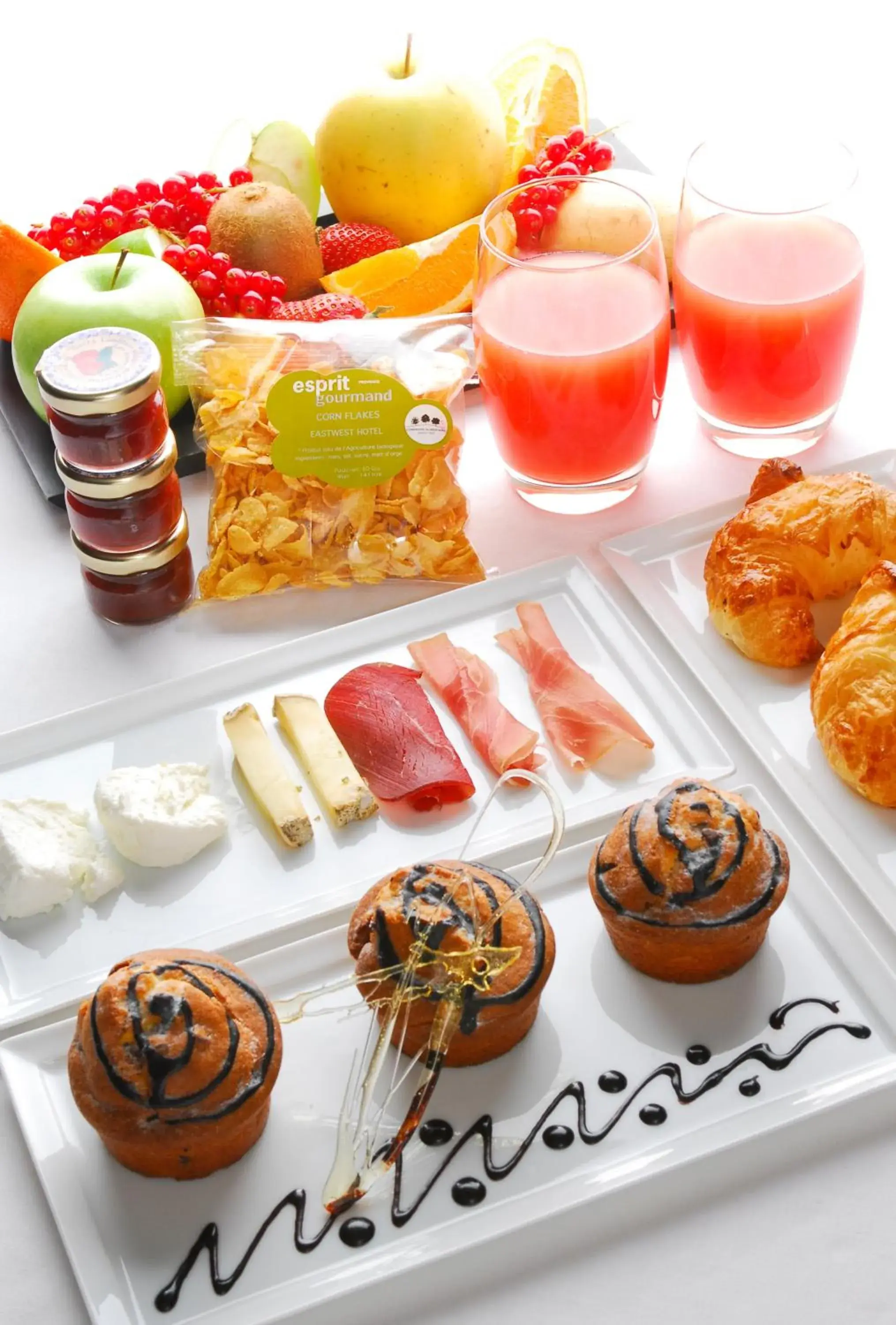 Food and drinks in Eastwest Hôtel by Malone Food and drinks in Eastwest Hôtel by Malone