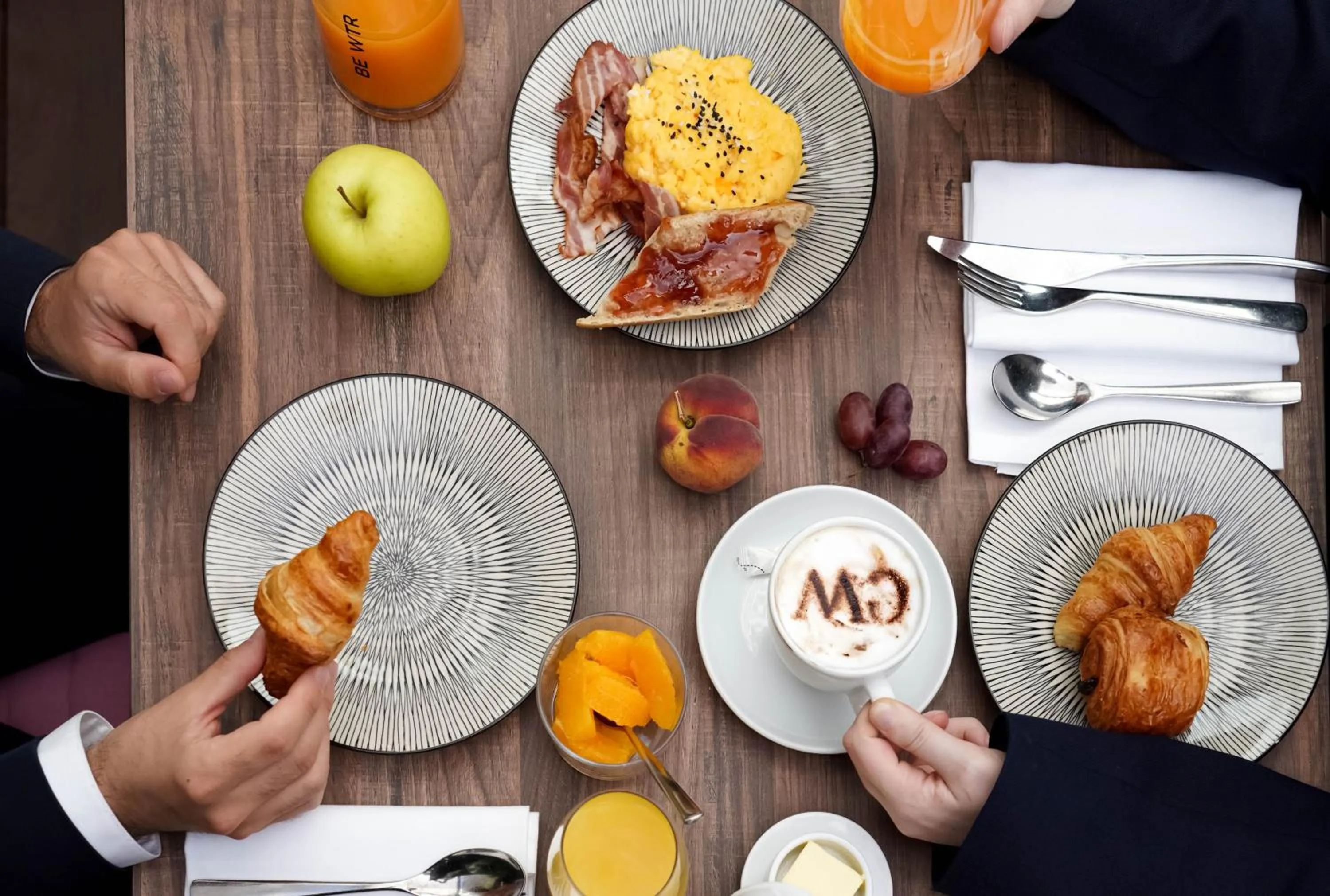 Food and drinks in Eastwest Hôtel by Malone