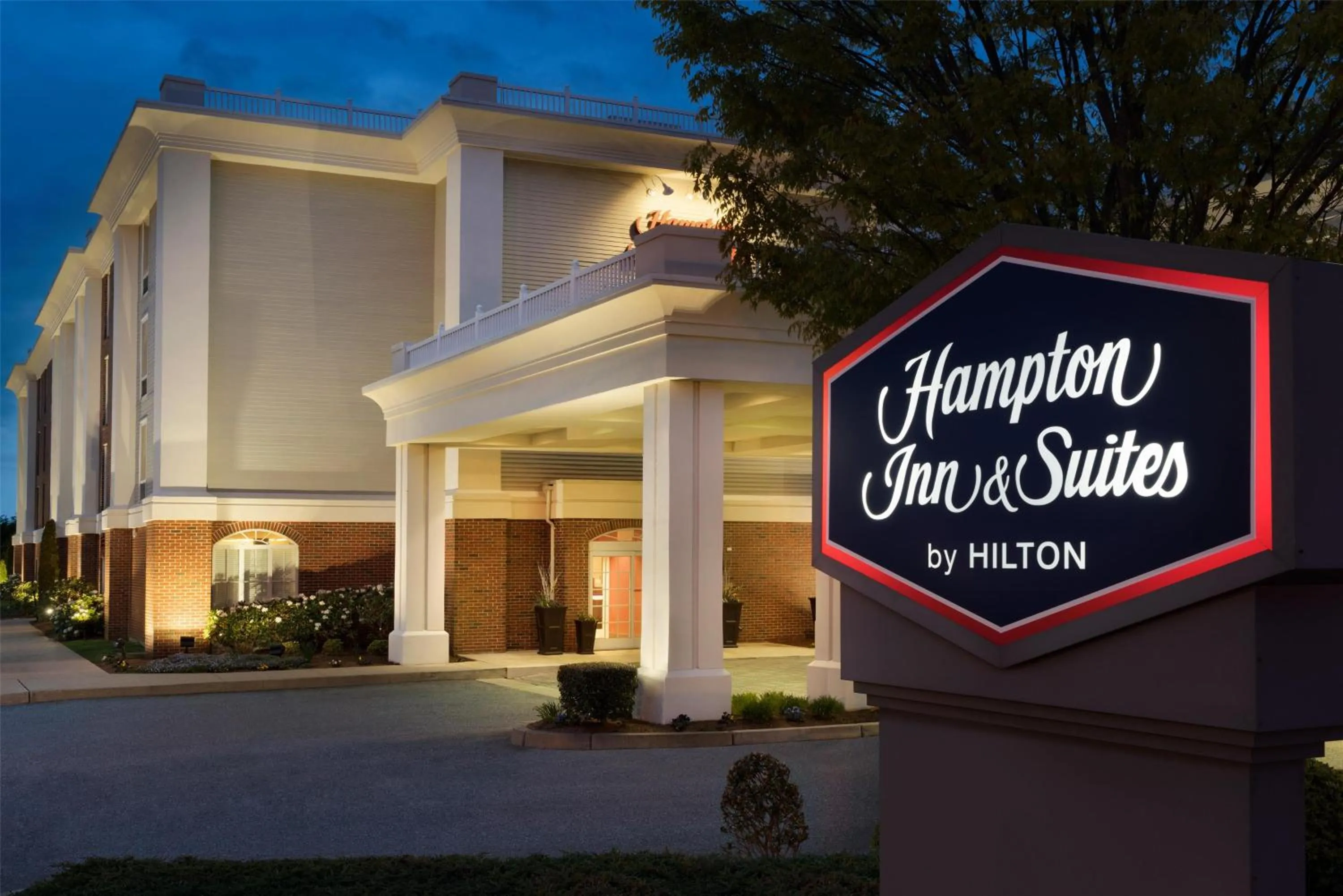 Property building in Hampton Inn & Suites Middletown