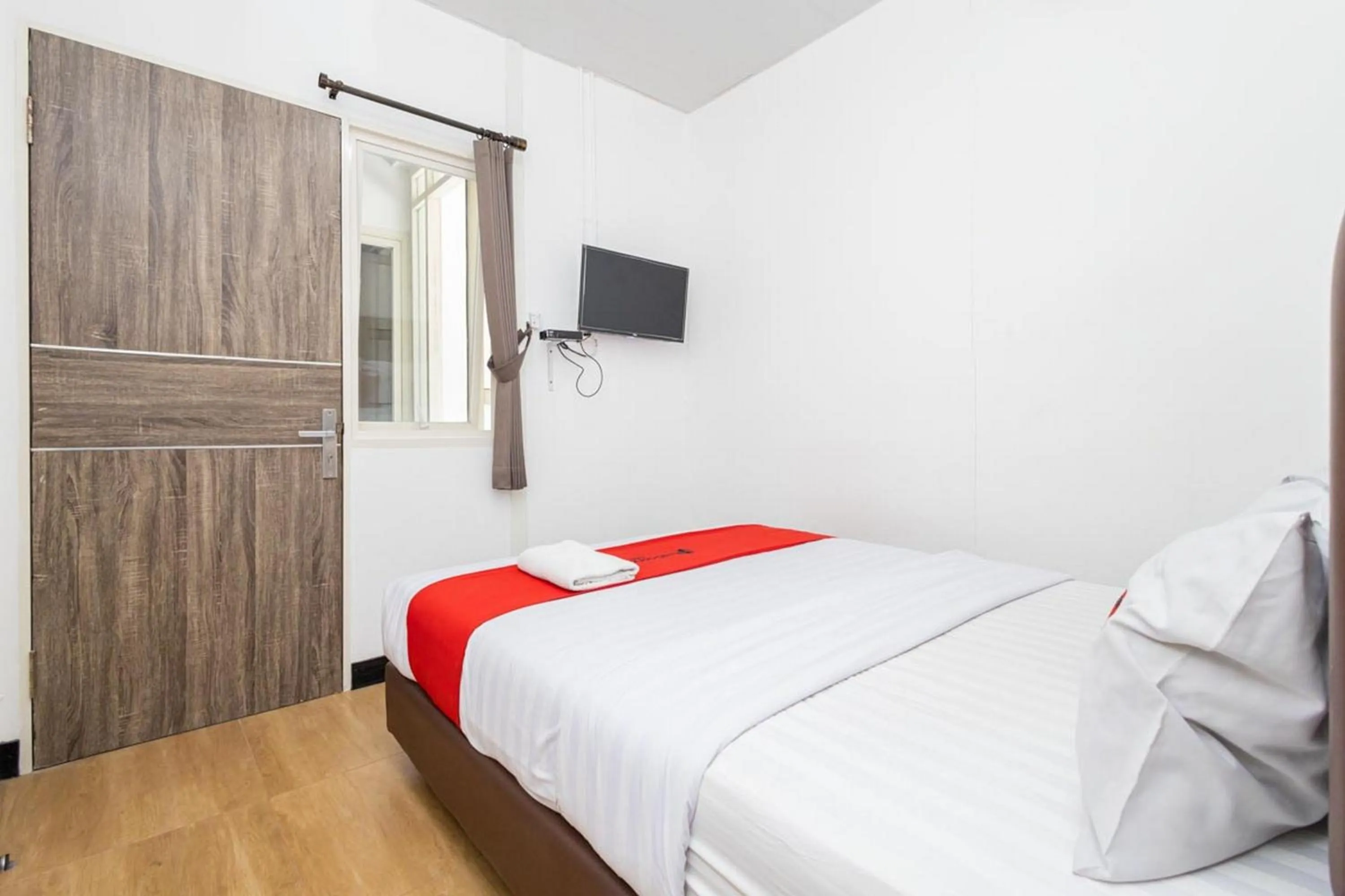 Bed in RedDoorz @ Tanjung Sari Surabaya