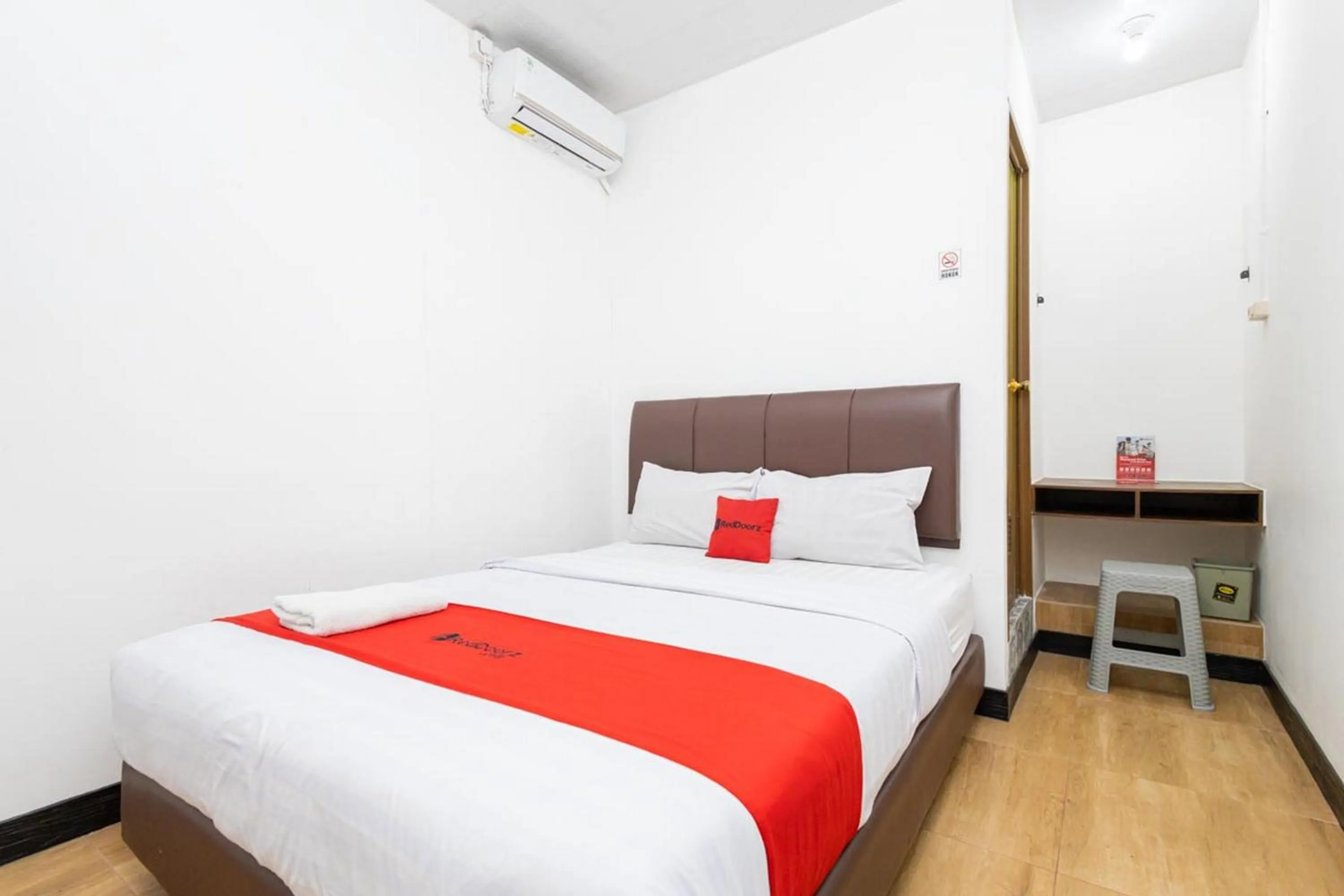 Bed in RedDoorz @ Tanjung Sari Surabaya